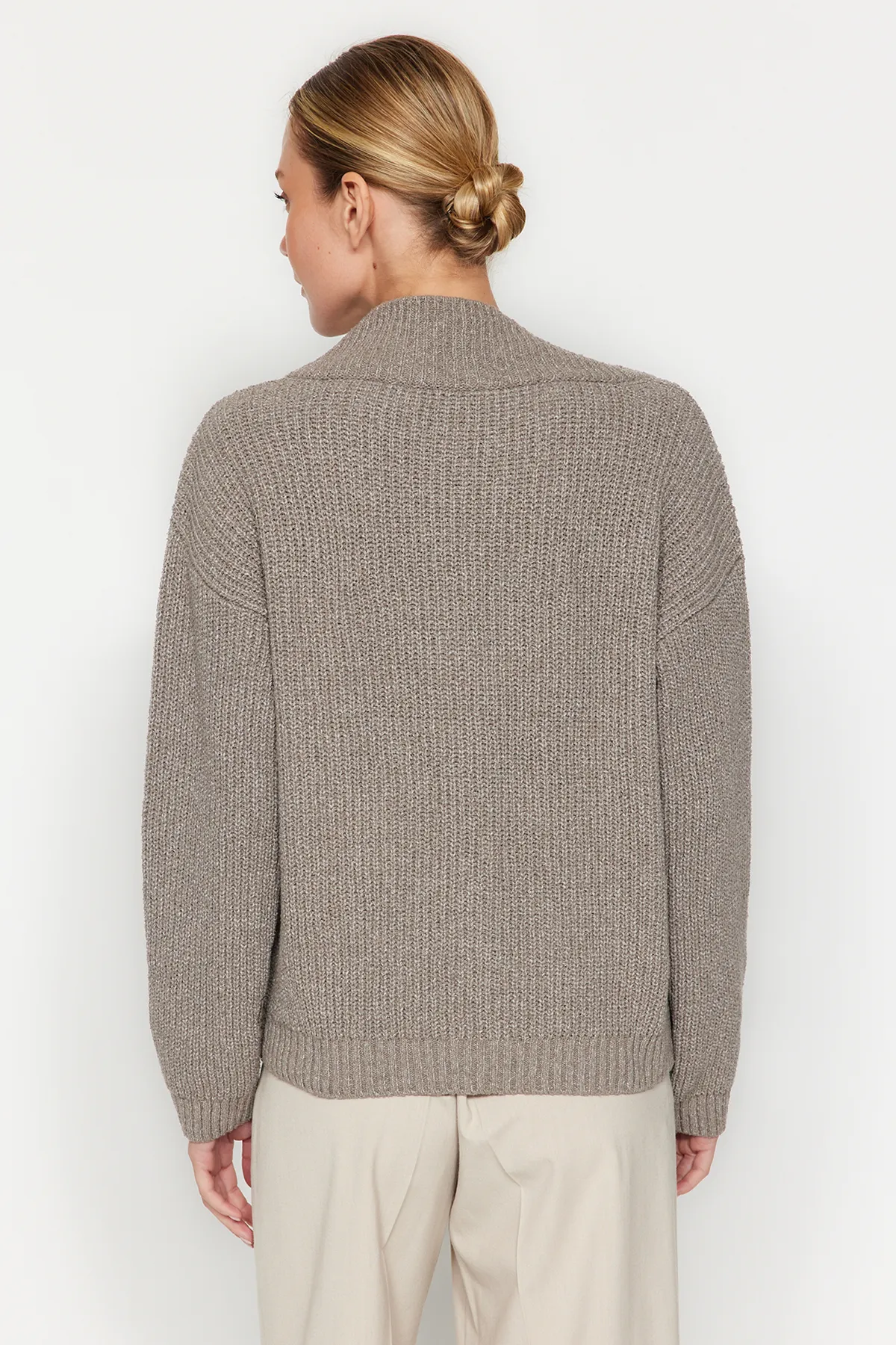 Trendyol Collection  Nerzfarbener, nachhaltiger Strickpullover mit V-Ausschnitt TWOAW24KZ01113