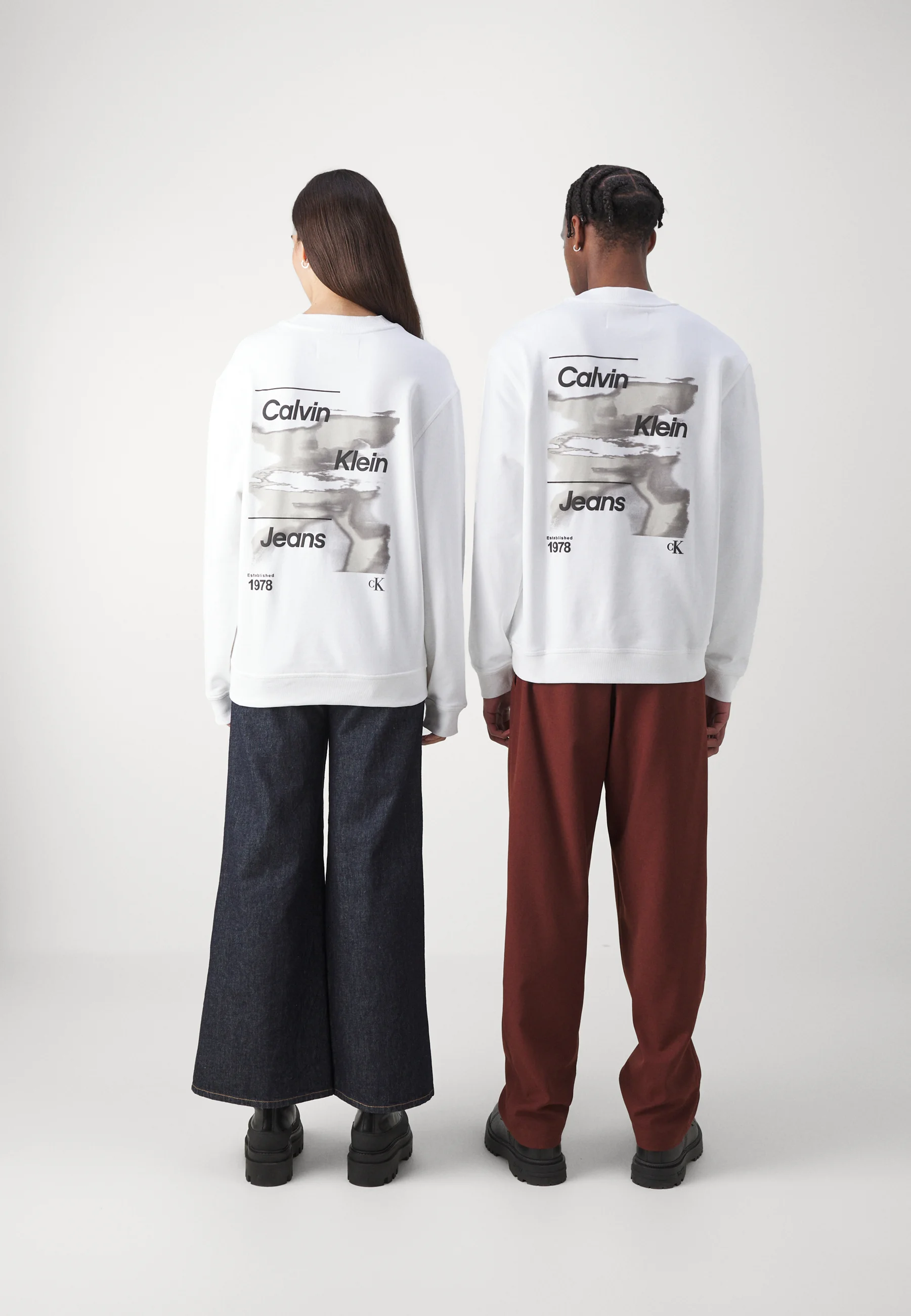 Sudadera unisex de cuello redondo con logotipo difuso de Calvin Klein Jeans