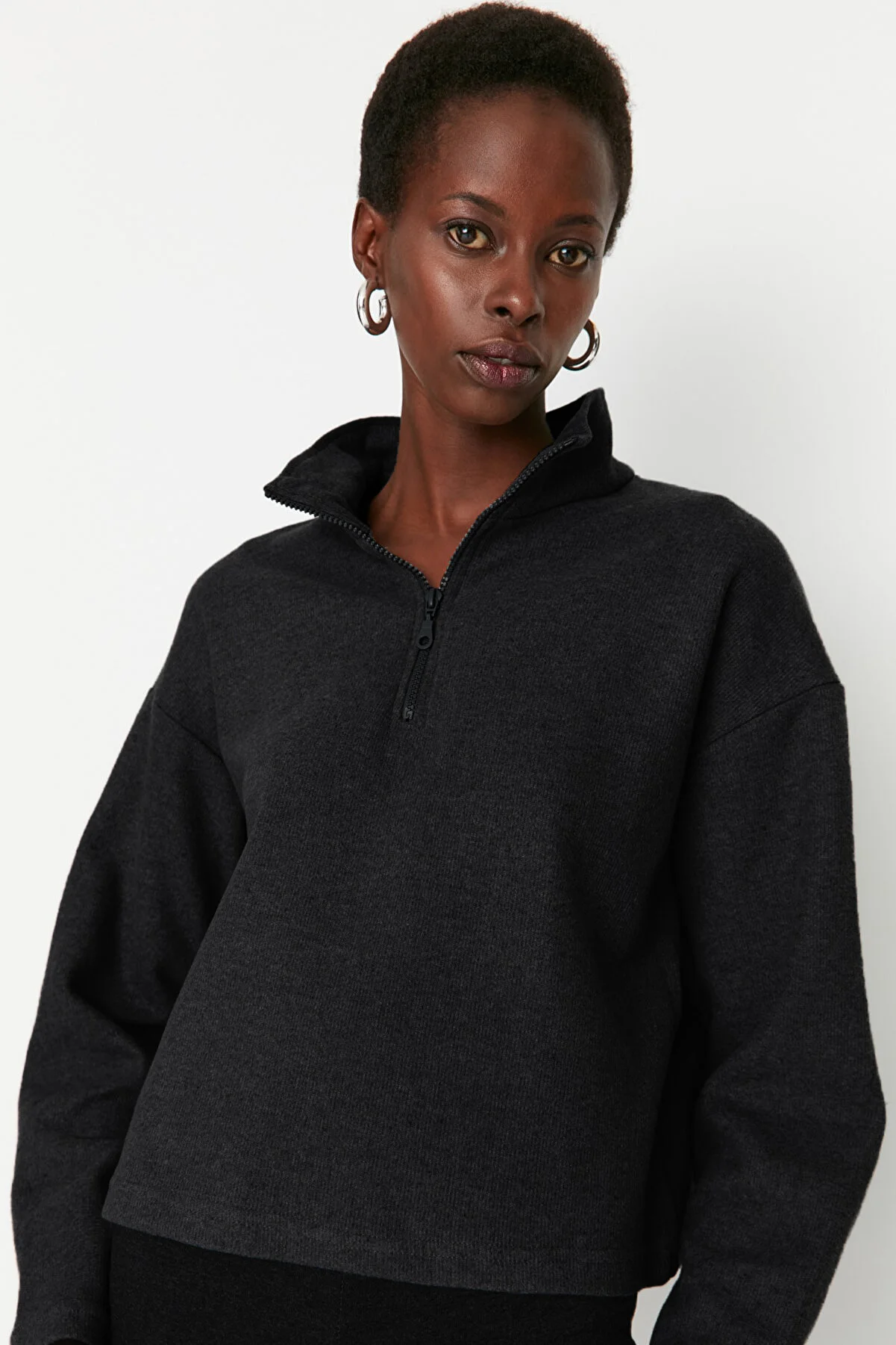 Trendyol Collection  Anthrazitfarbenes Thessaloniki/Strickoptik-Sweatshirt mit Reißverschlusskragen und normaler Passform, TWOAW22SW0732
