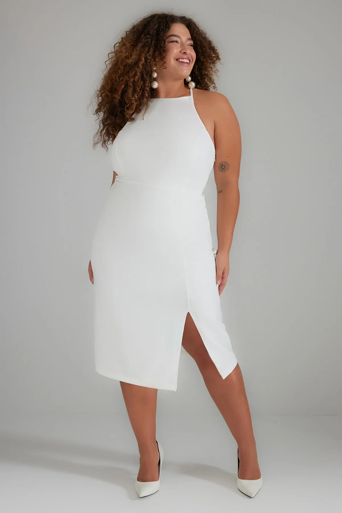 Trendyol Curve  Weißes Brautkleid aus gewebtem Satin mit detaillierter Rückseite TBBSS23AH00223