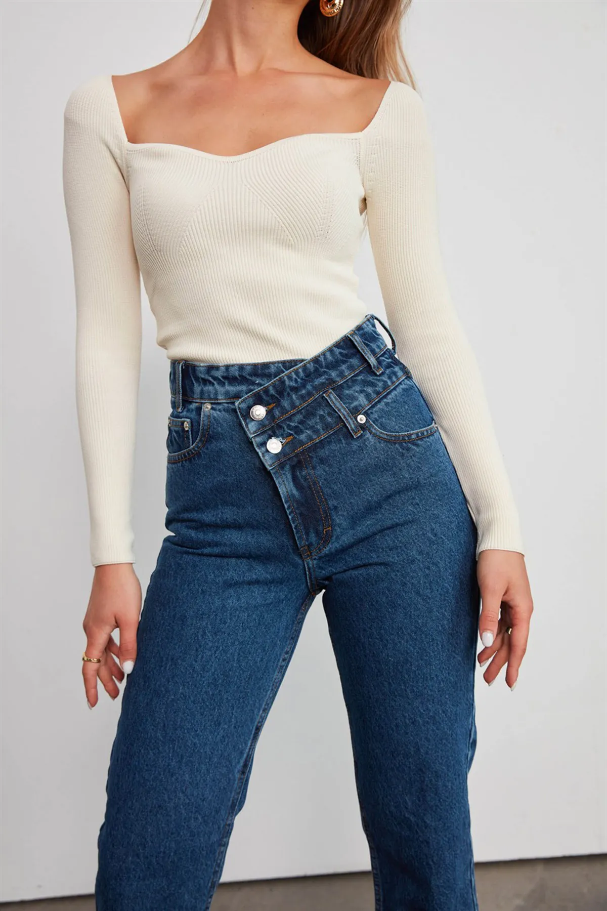 VATKALI  Gerippter Pullover mit herzförmigem Ausschnitt in Creme