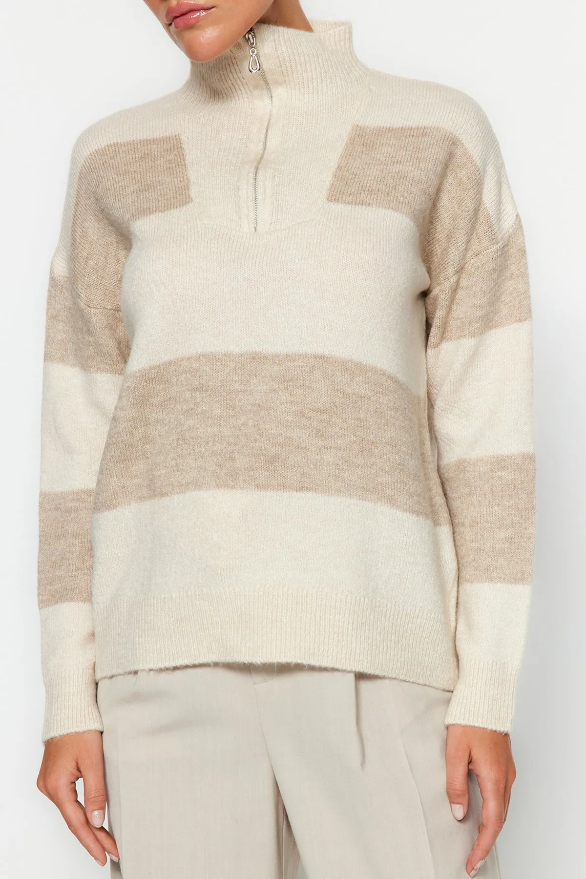 Trendyol Collection  Beiger weich strukturierter Strickpullover mit Stehkragen und Reißverschluss TWOAW22KZ0424