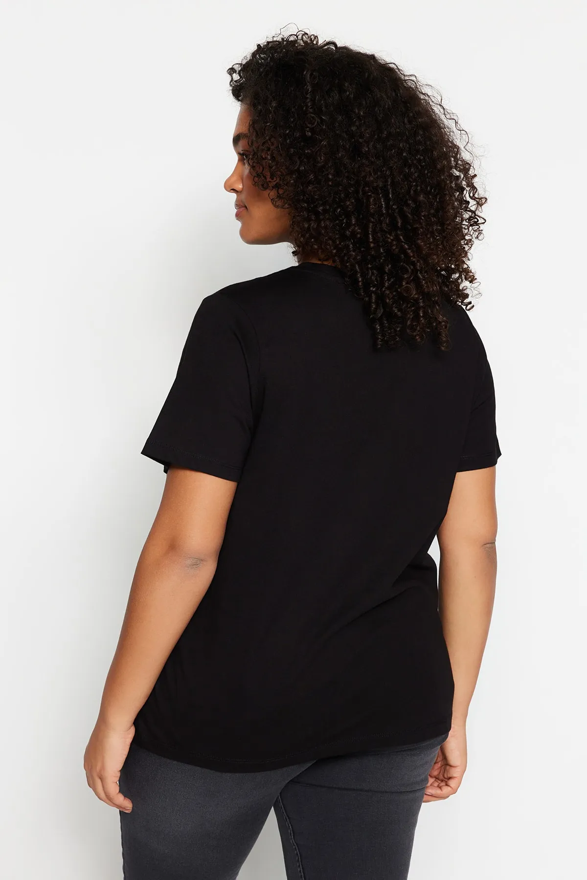 Trendyol Curve  Schwarzes Basic-Strick-T-Shirt mit Rundhalsausschnitt TBSSS22TS0733