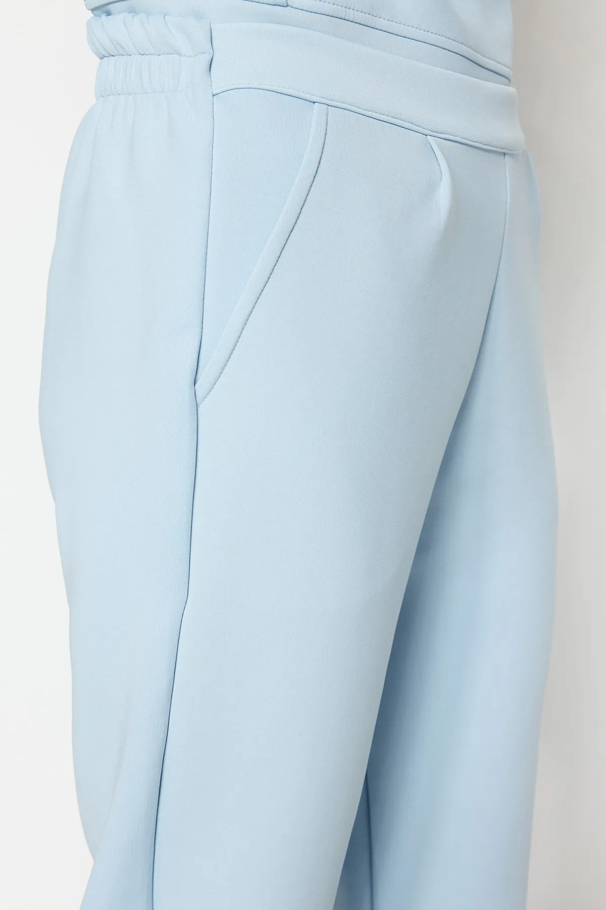 Trendyol Modest  Hellblaues, weich strukturiertes Scuba-Strick-Trainingsanzug-Set mit Reißverschluss vorne TCTSS23EN00005