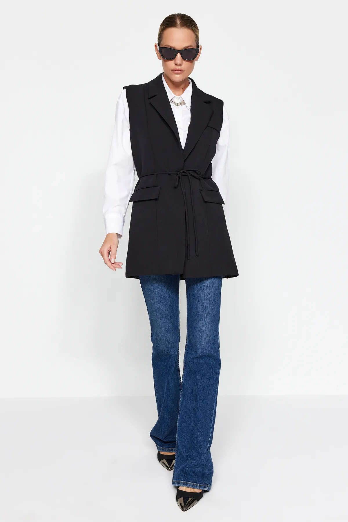 Trendyol Modest  Schwarze Jacke, Kragen, Taille, Bindedetail, gefütterte Webweste TCTAW24YL00025