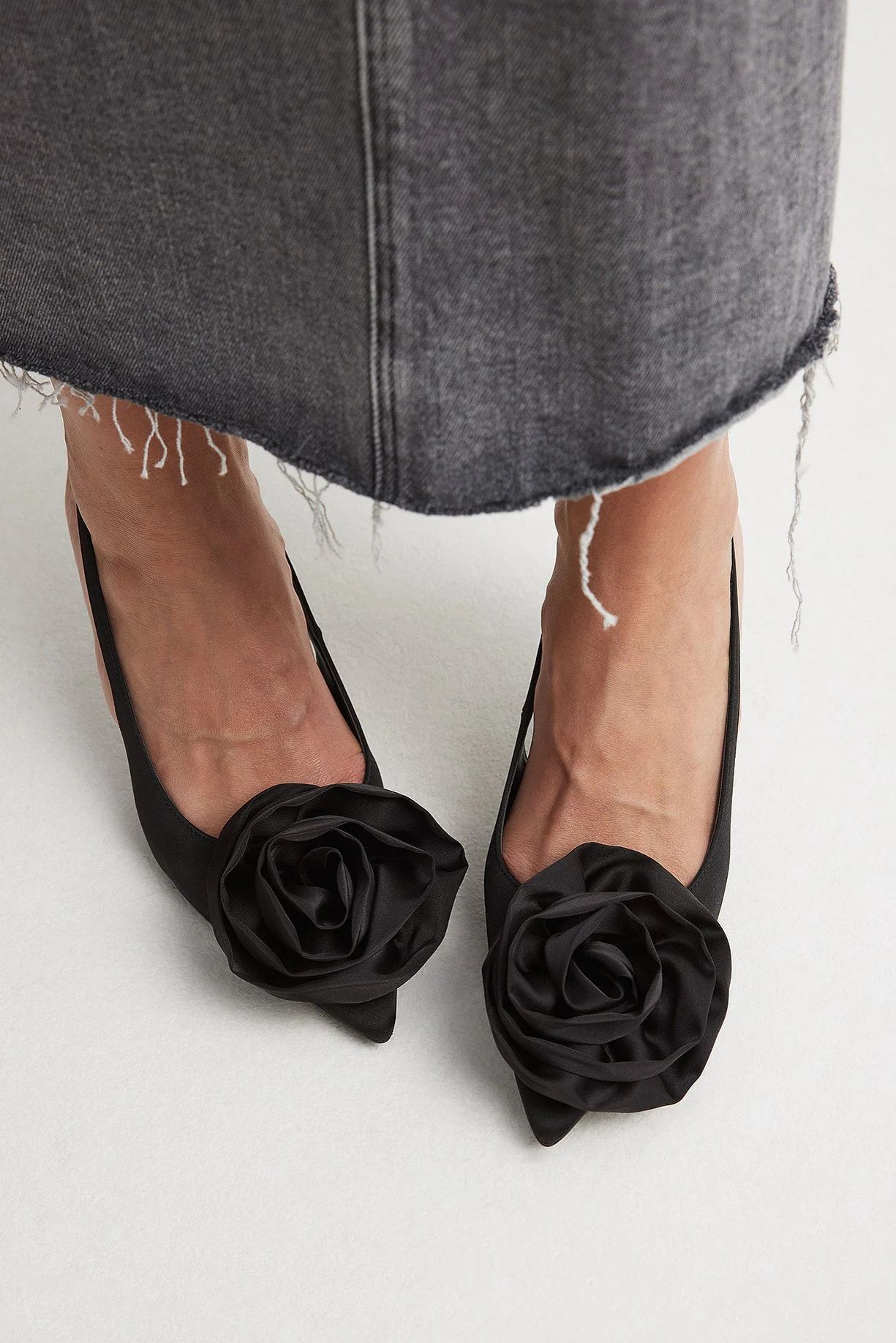 Pumps mit spitzer Zehe und Rosen-Print