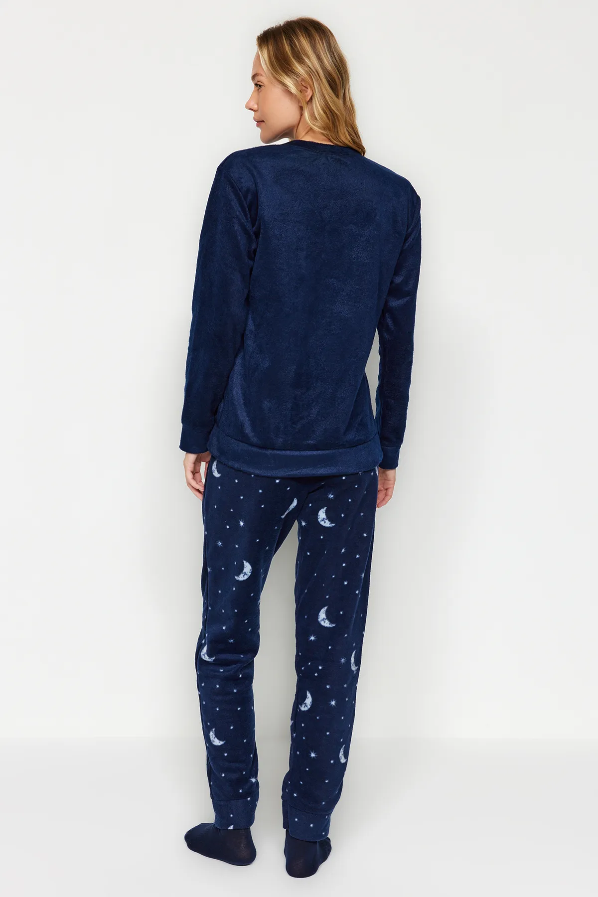 Trendyol Collection  Marineblaues Pyjama-Set aus T-Shirt und Hose aus Samt mit Katzen-Print THMAW24PT00169