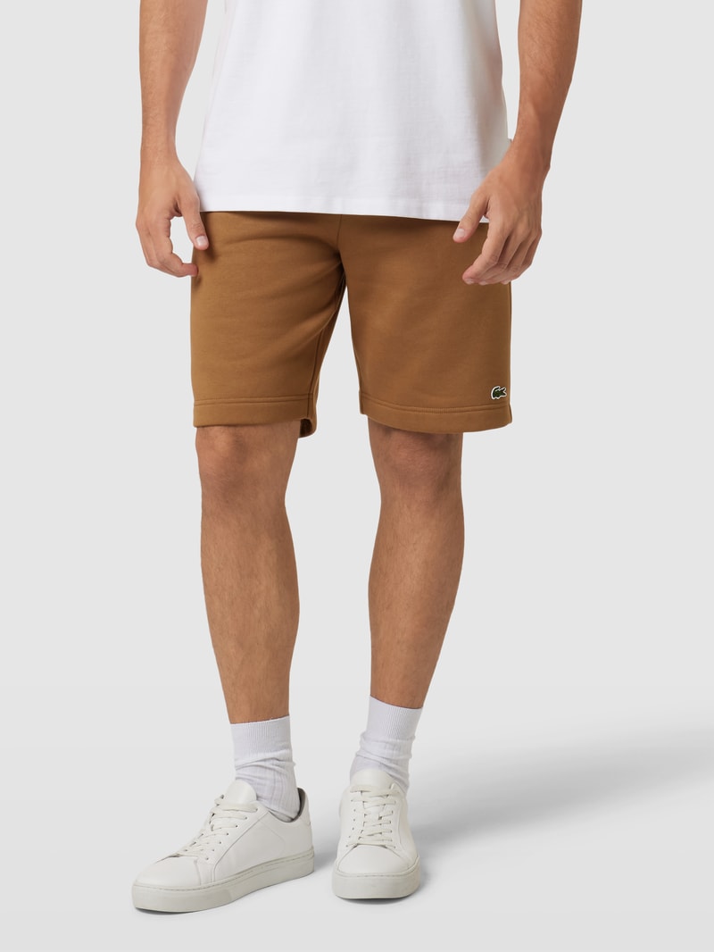 Sweatshorts mit Label-Applikation in camel