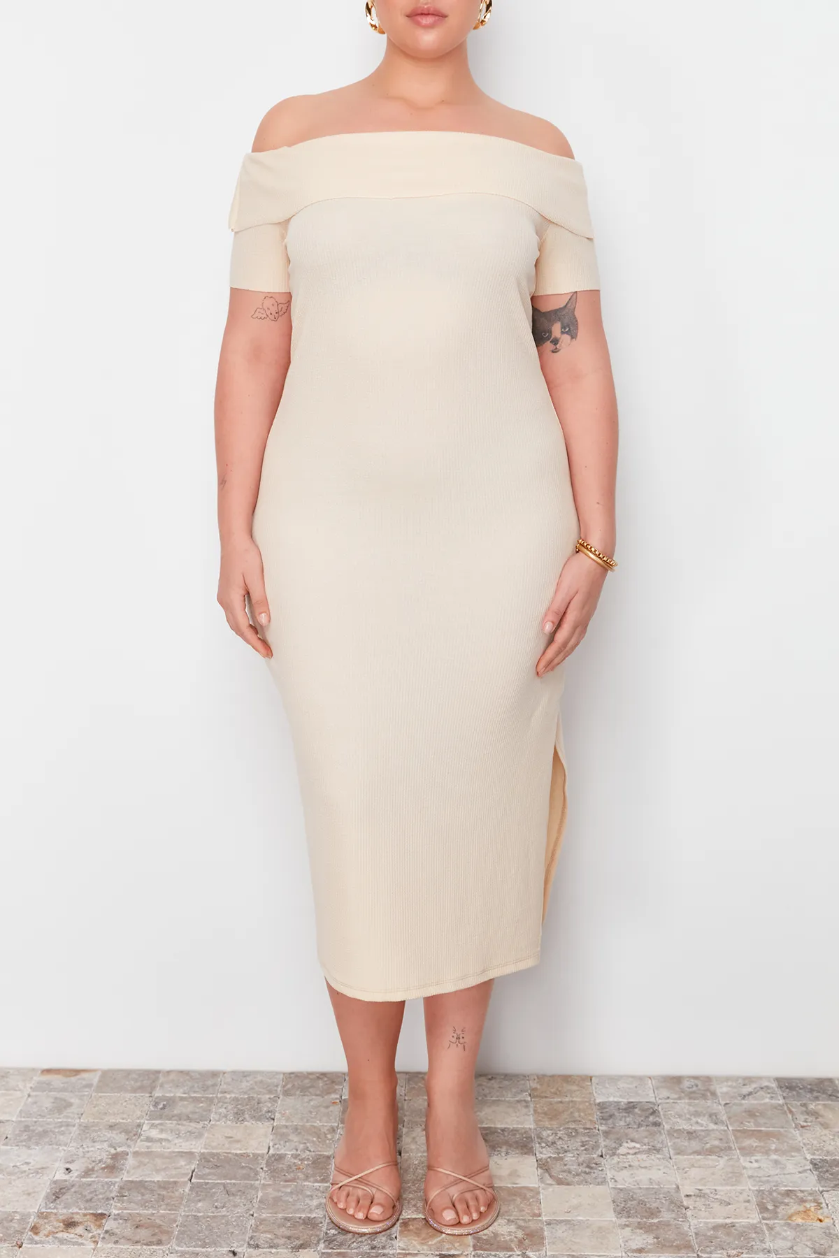 Trendyol Curve  Beigefarbenes, figurbetontes/tailliertes, geripptes Midikleid mit Carmenkragen und weicher Struktur, flexibles Strickkleid TBSSS24AH00163