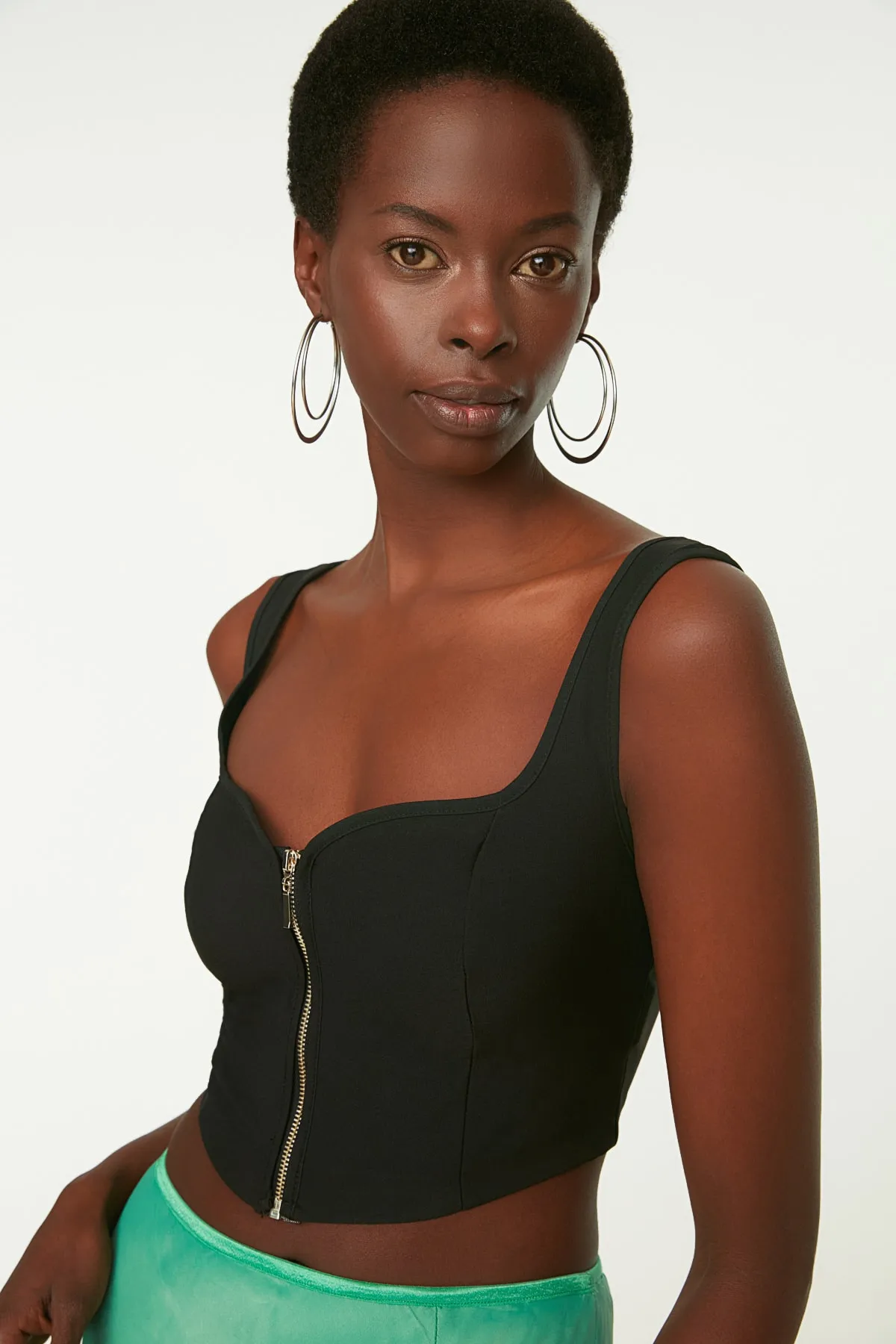 Trendyol Collection  Schwarze Crop-Webbluse TPRSS22BZ0108