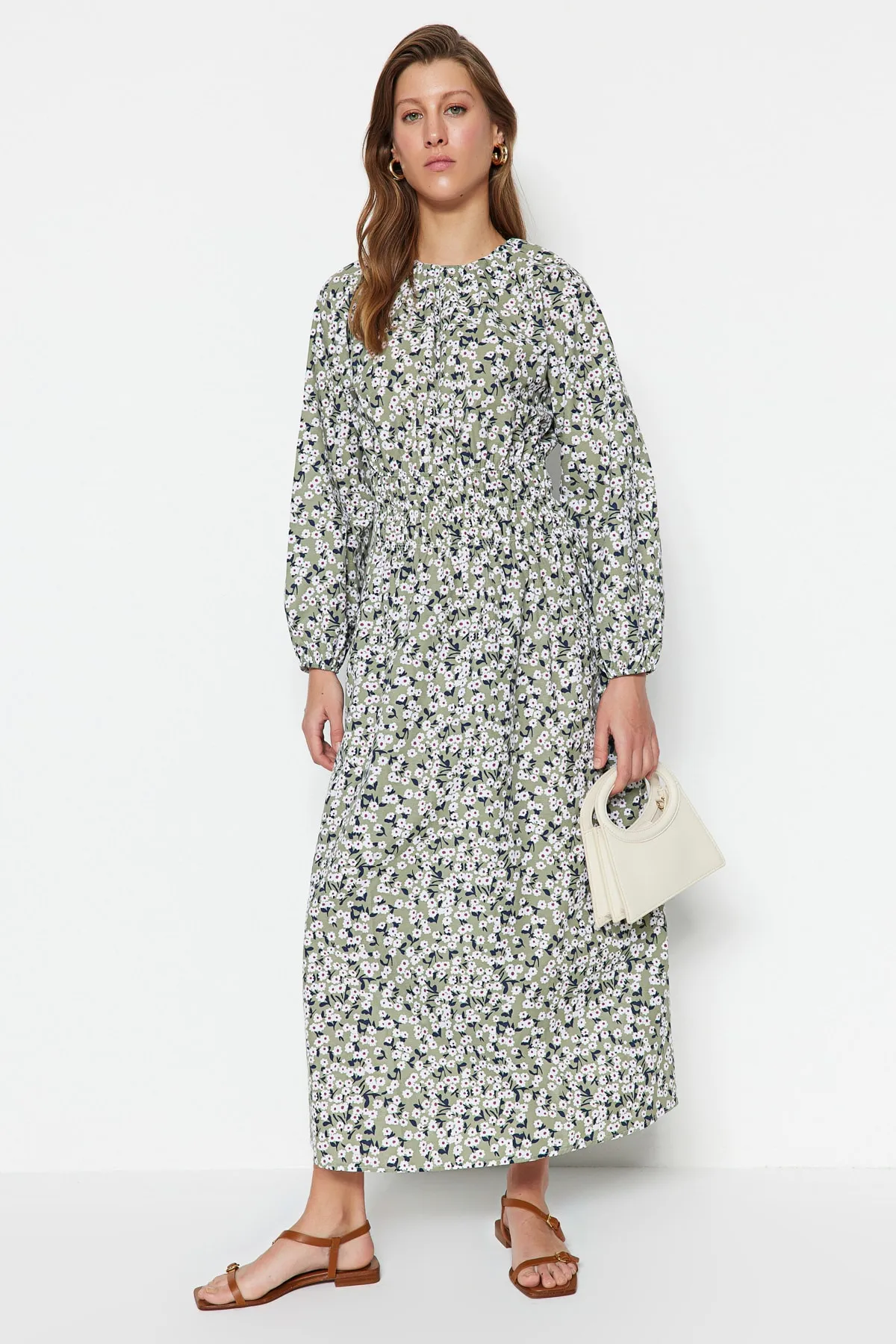 Trendyol Modest  Hellgrünes Kleid aus gewebter Baumwolle mit Blumenmuster und Gipe-Details TCTSS23EB00300