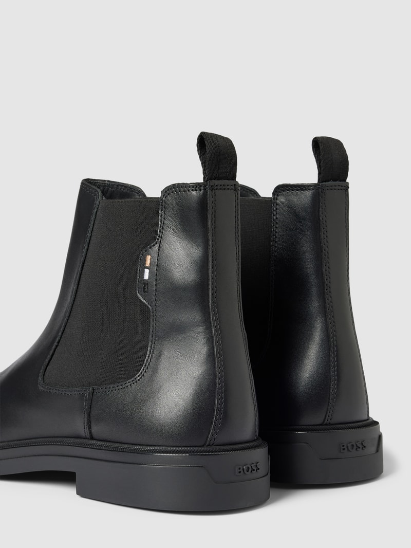 Chelsea Boots mit Label-Details Modell 'Calev' in schwarz