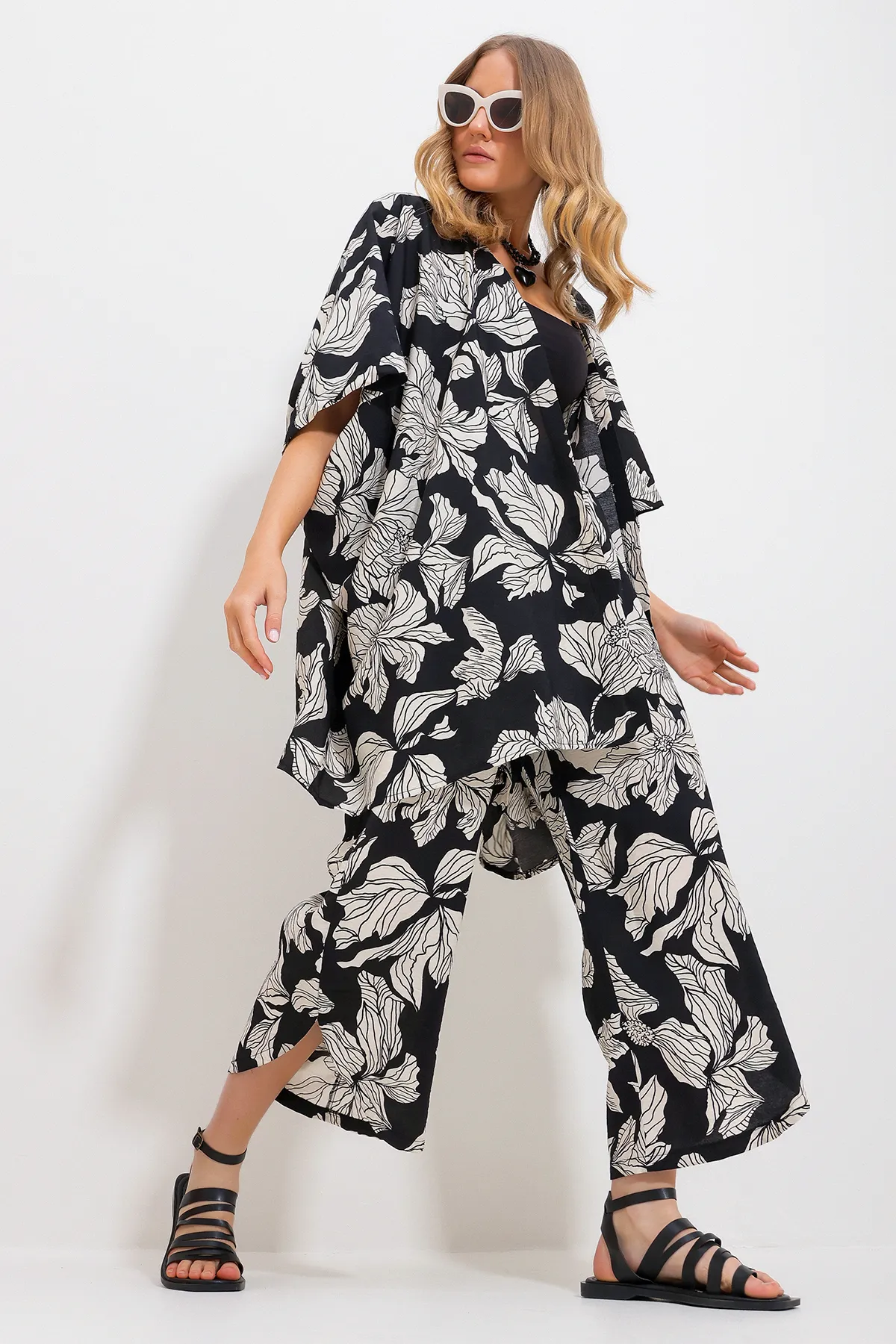Trend Alaçatı Stili  Schwarze Palazzo-Hose für Damen und gemusterter gewebter Viskose-Kimono-Set Alc-X11707