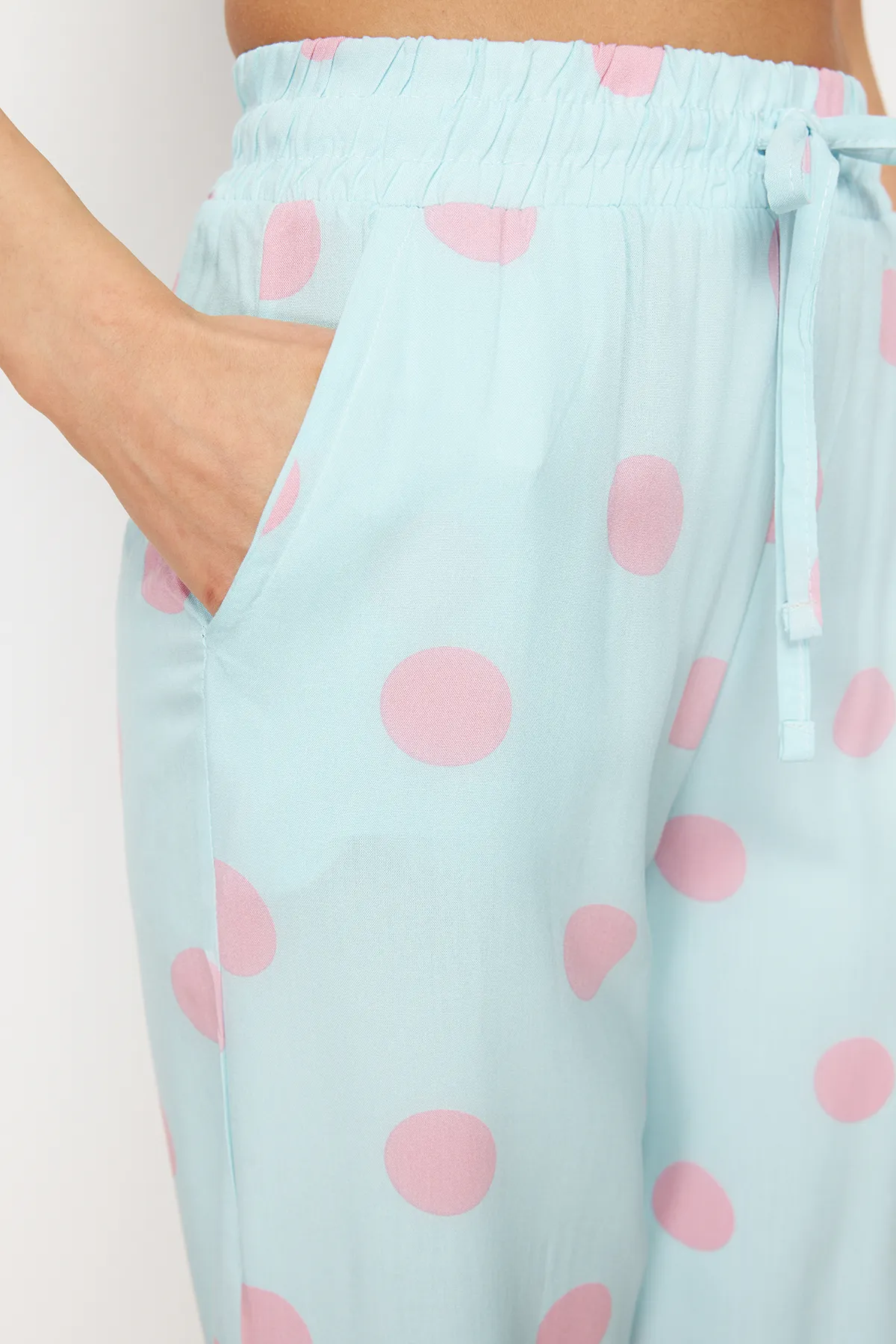 Trendyol Collection  Blau-bunte Polka Dot Schnürung Detaillierte Pyjamahose aus Viskosegewebe THMSS24PJ00032