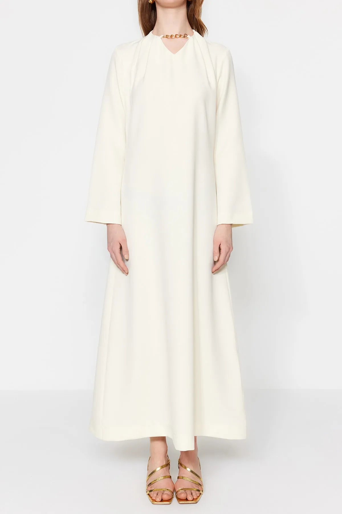 Trendyol Modest  Ecru Nu A-Linien-Abendkleid aus Crêpe mit Halsketten-Accessoires TCTSS23DB00023