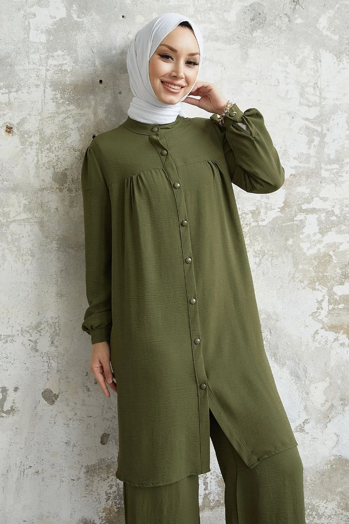 InStyle  Arfa Ayrobin geknöpfter Freizeitanzug – Khaki