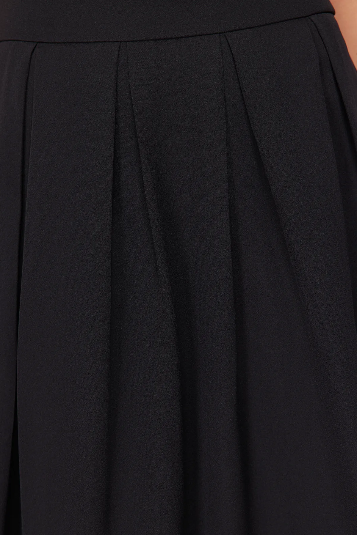 Trendyol Modest  Schwarzer plissierter Webrock TCTAW24EE00011