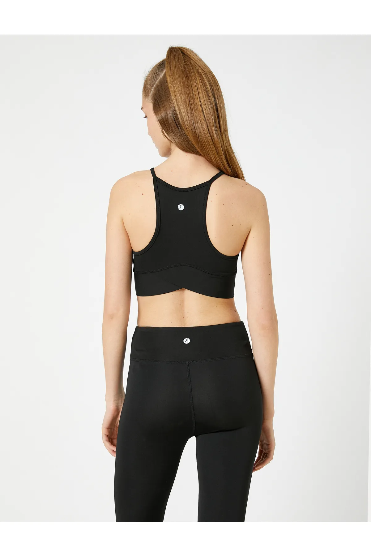 Koton  Sport-BH mit Neckholder-Ausschnitt und Nahtdetails, enge Passform