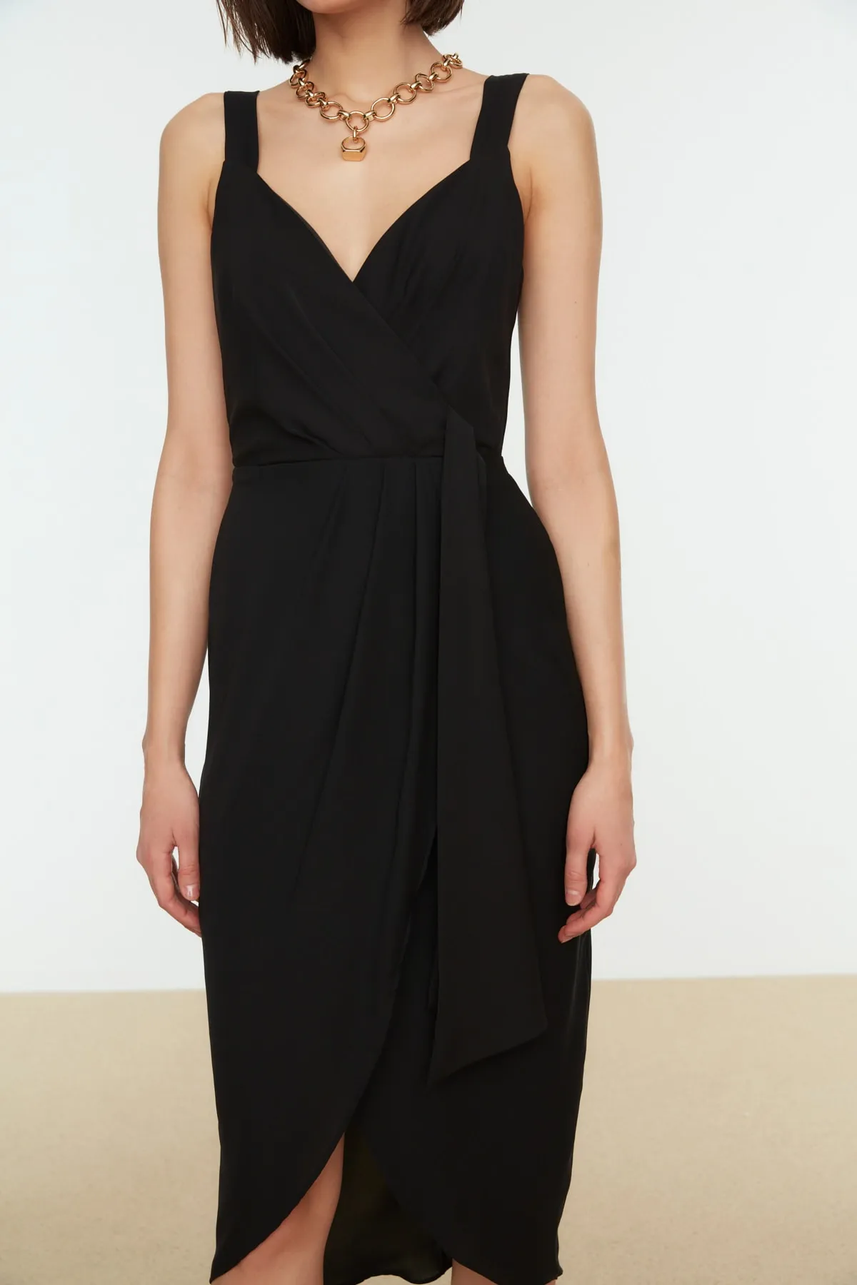 Trendyol Collection  Elegantes Abendkleid mit zweireihigem Kragen in Schwarz TPRSS21EL1106