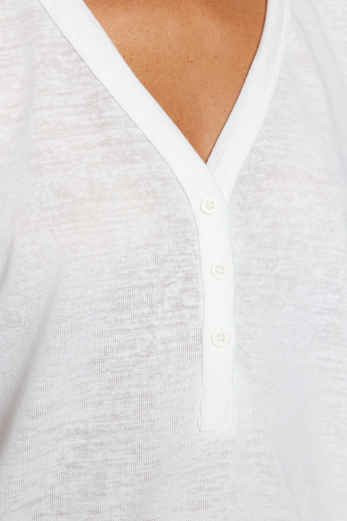 Trendyol Collection  Weißes, geknöpftes Basic-Strick-T-Shirt in Leinenoptik mit V-Ausschnitt und Rüschenärmeln TWOSS23TS00382