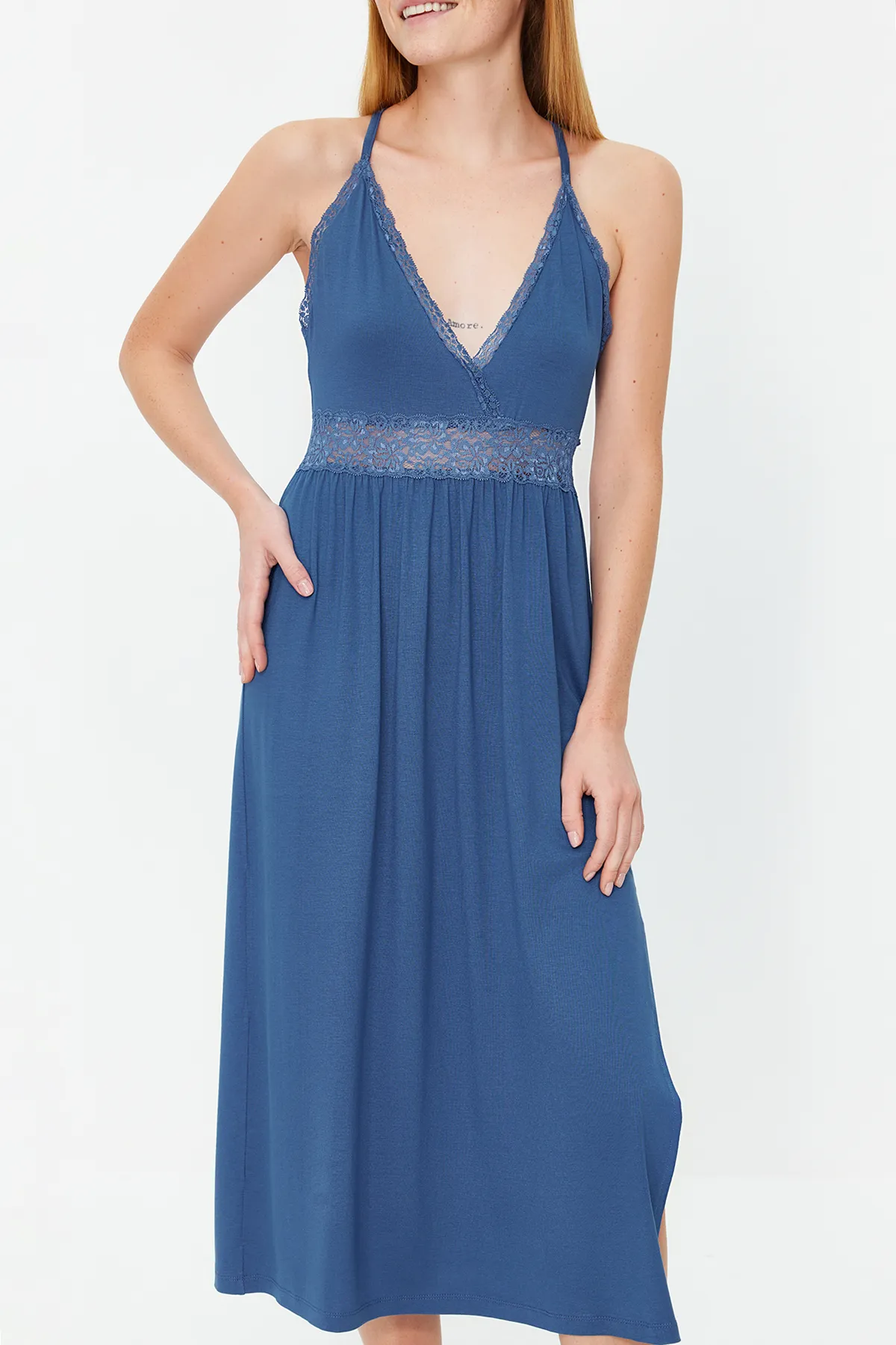 Trendyol Collection  Blaues Strick-Nachthemd mit Spitze und Schlitz am Rücken THMAW20GC0001