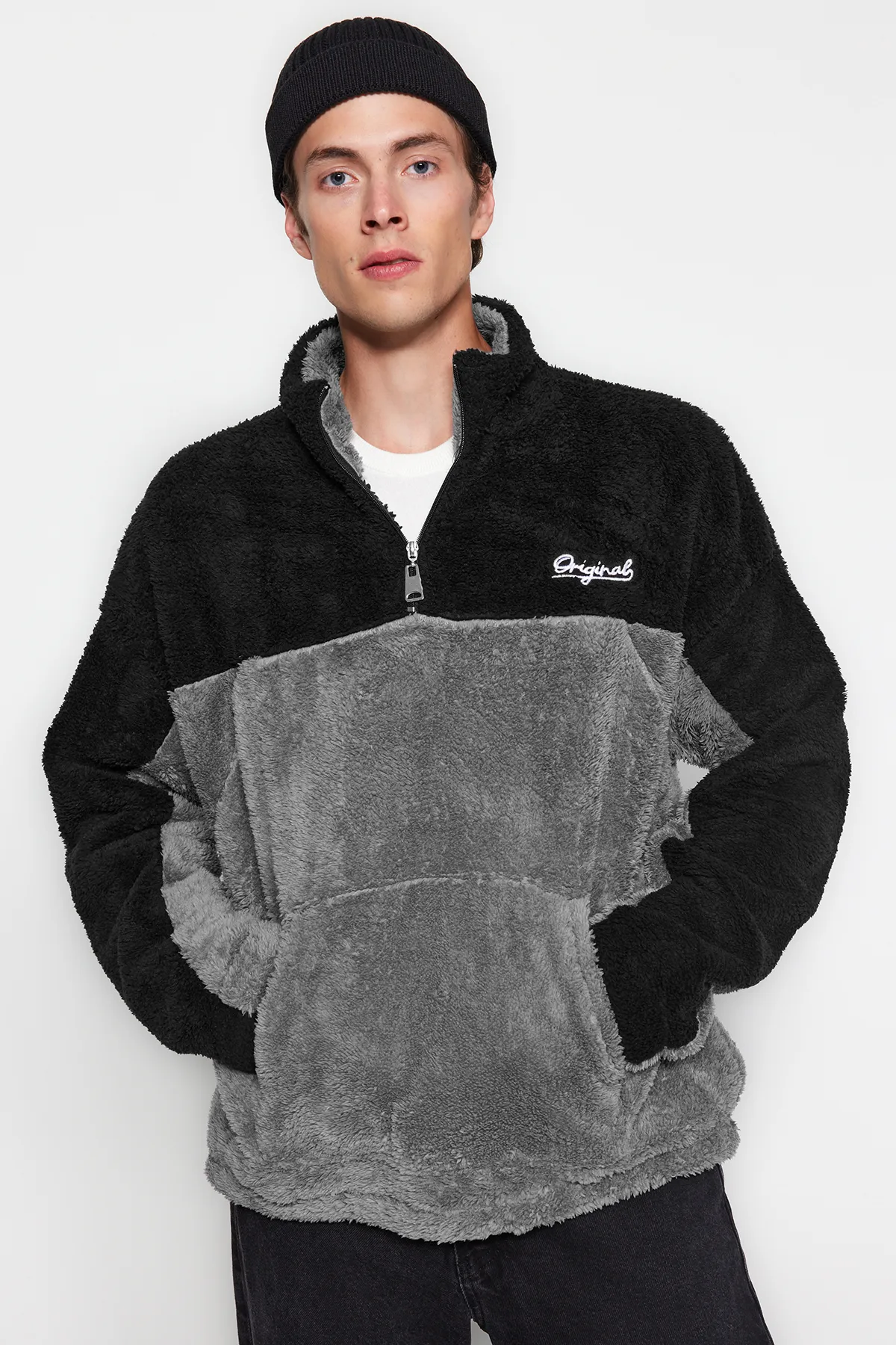 Trendyol Collection  Schwarzes Unisex-Sweatshirt in Übergröße/Weitschnitt, Farbblock, minimale Stickerei, warmes Plüsch-Sweatshirt TMNAW22SW1477