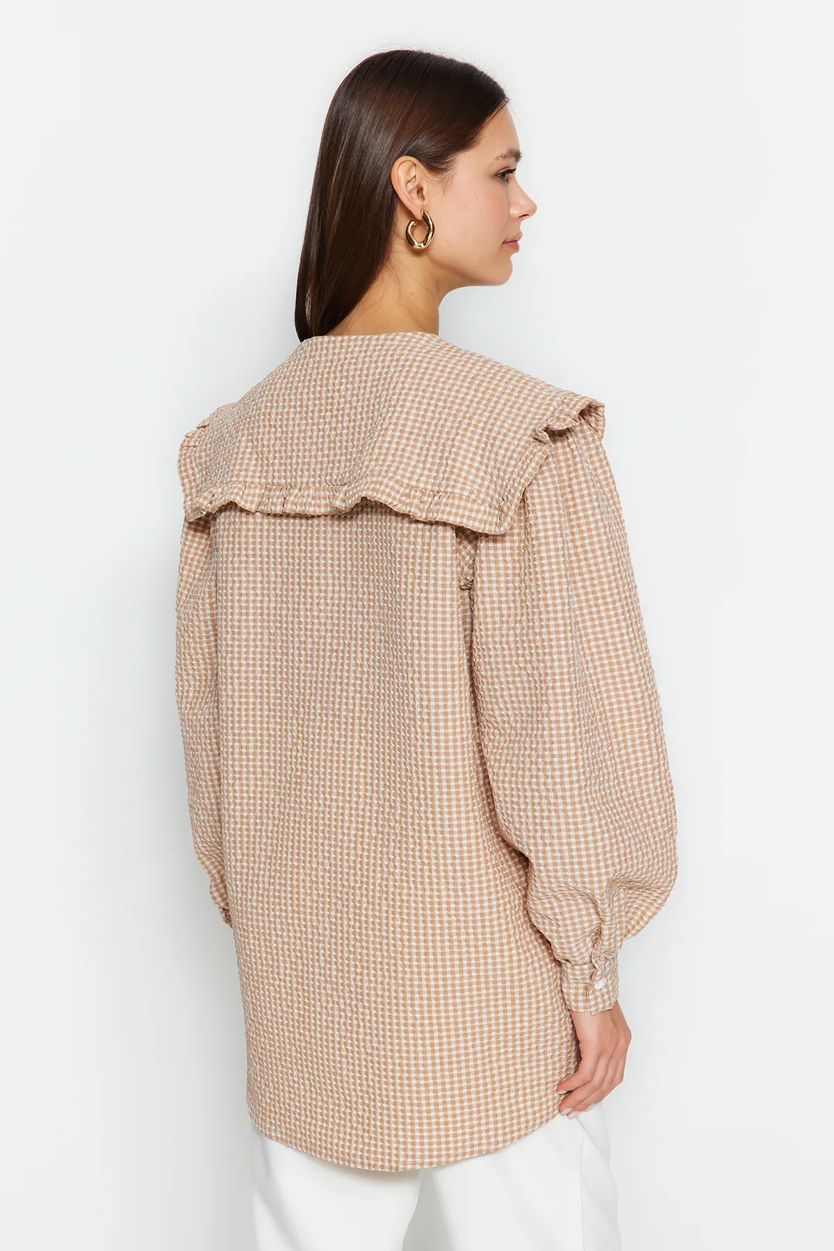Trendyol Modest  Braune gewebte Tunika mit Gingham-Muster und Babykragen TCTSS23UK00065