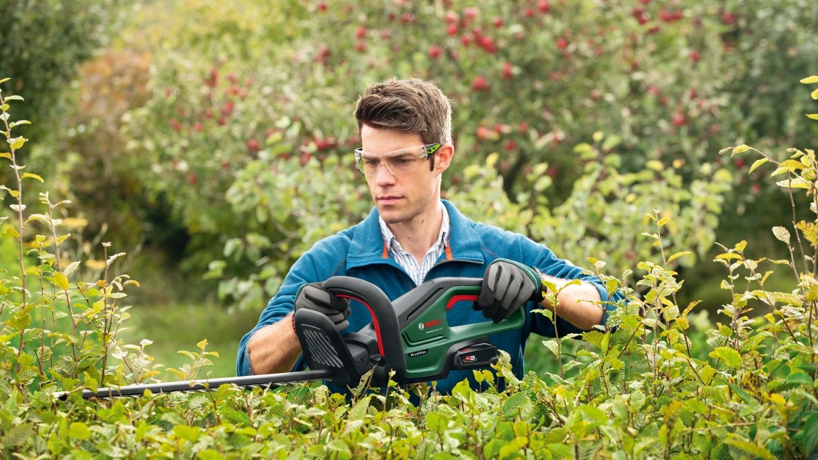 Akumulátorové nůžky na živý plot Bosch Green 0600849J01 UniversalHedgeCut 18V-55 1x 18V 2,5 Ah a nabíječka