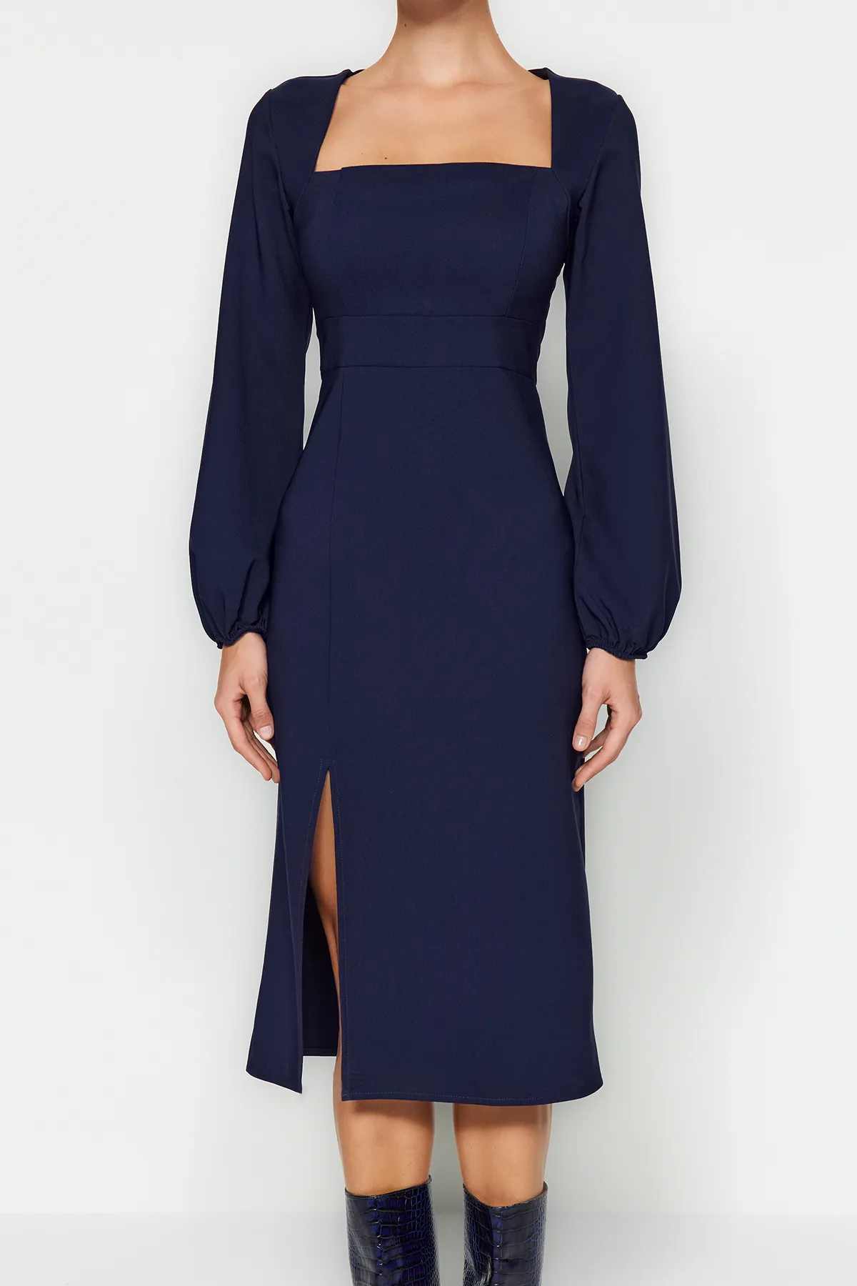 Trendyol Collection  Marineblaues, geschlitztes, gewebtes Kleid mit quadratischem Kragen TWOAW24EL00457