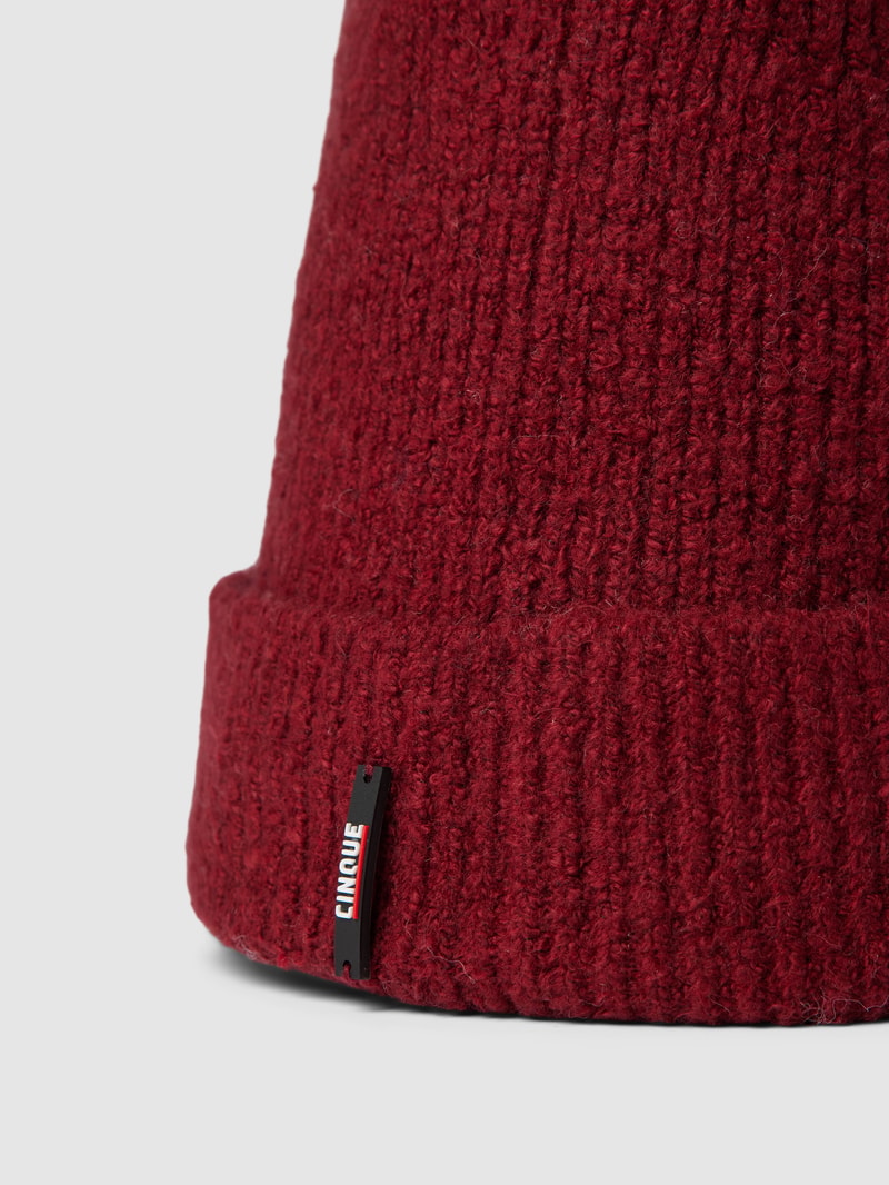 Beanie mit Label-Detail Modell 'Oresto' in bordeaux rot