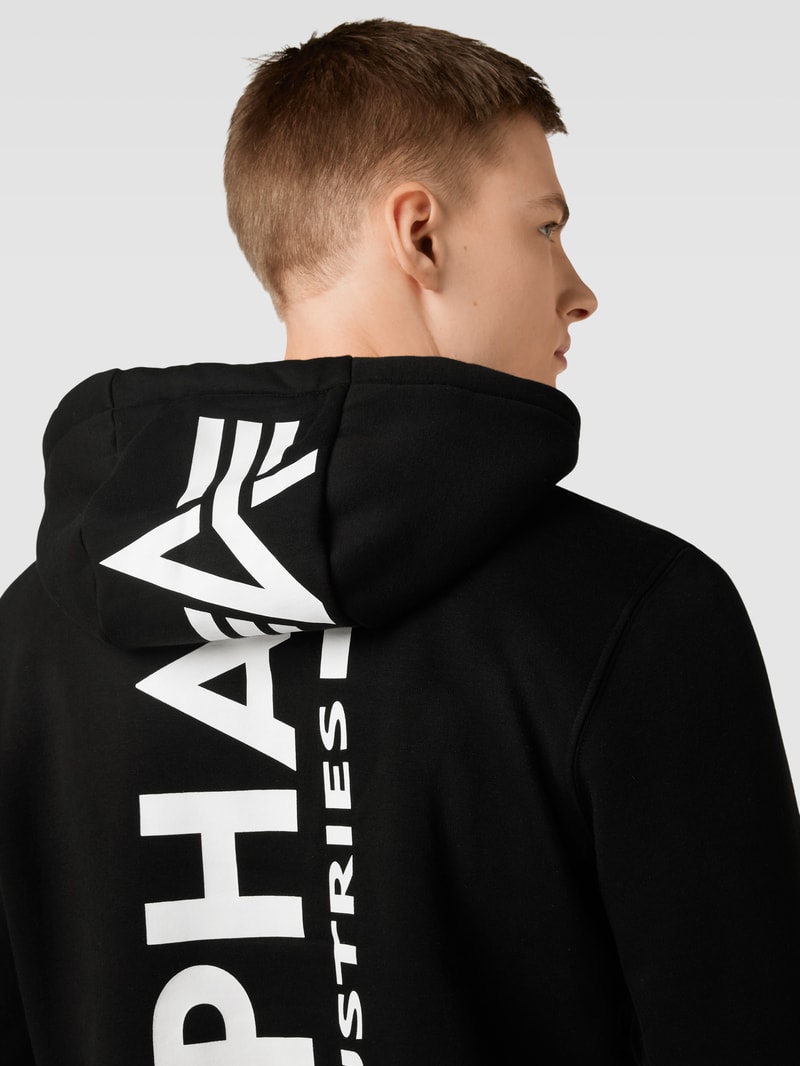 Hoodie mit Label-Patch in schwarz