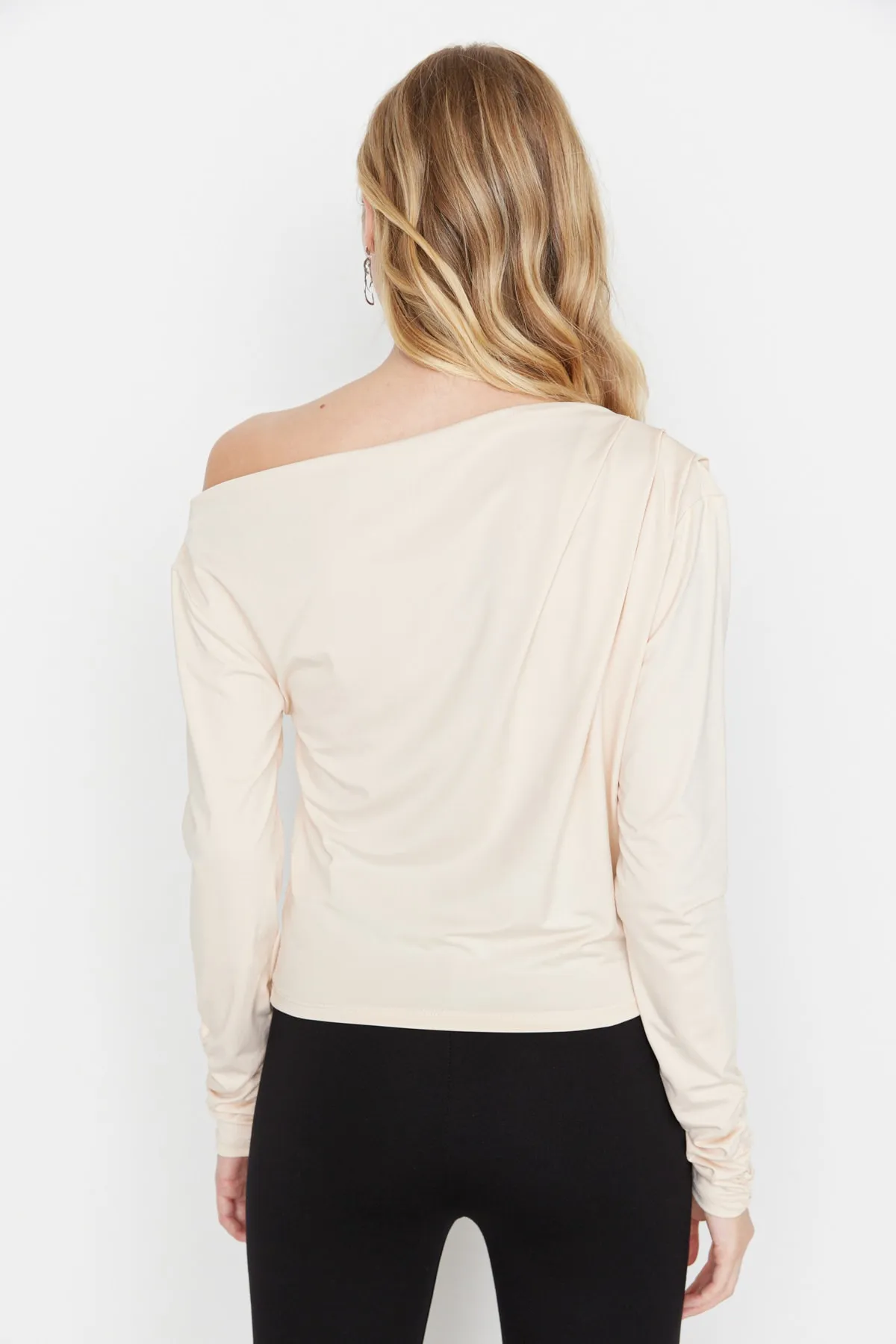 Trendyol Collection  Fließende, dehnbare Strickbluse mit asymmetrischem Kragen in Steingrau TWOAW21BZ1383