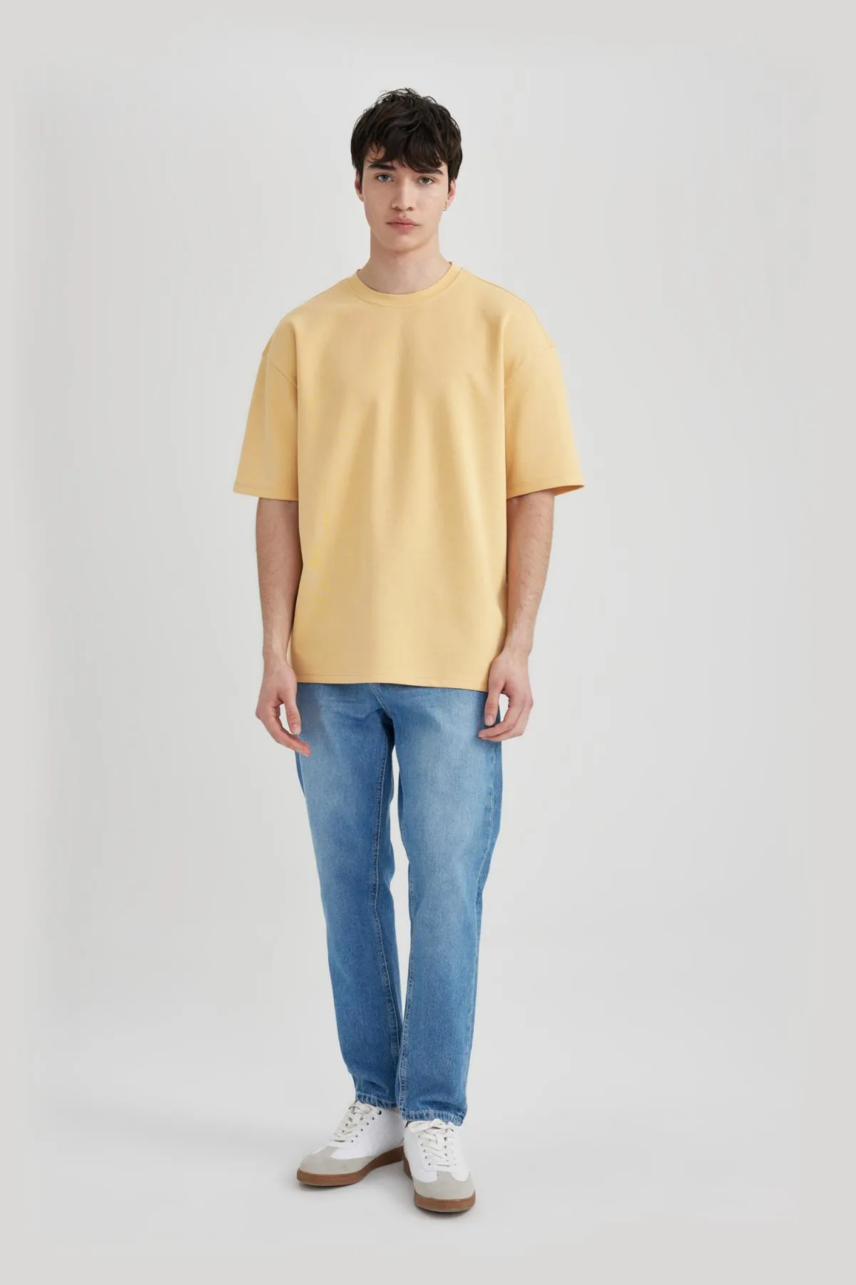 DeFacto  Schweres, übergroßes T-Shirt aus Rundhalsausschnitt, kurzärmlig, X3926az24sp