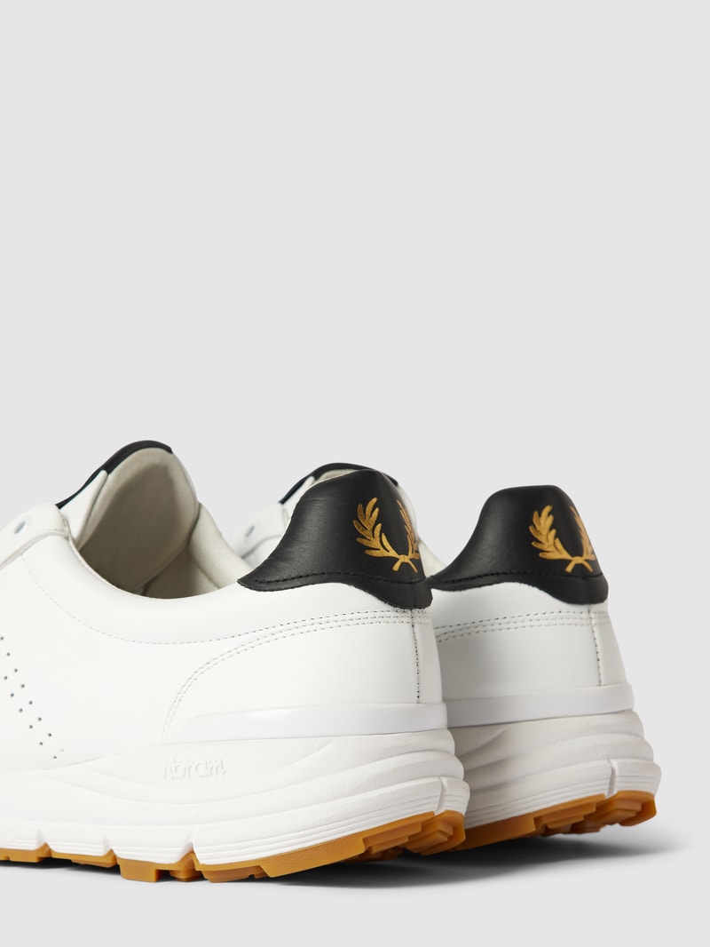 Sneaker mit Perforierungen in weiß