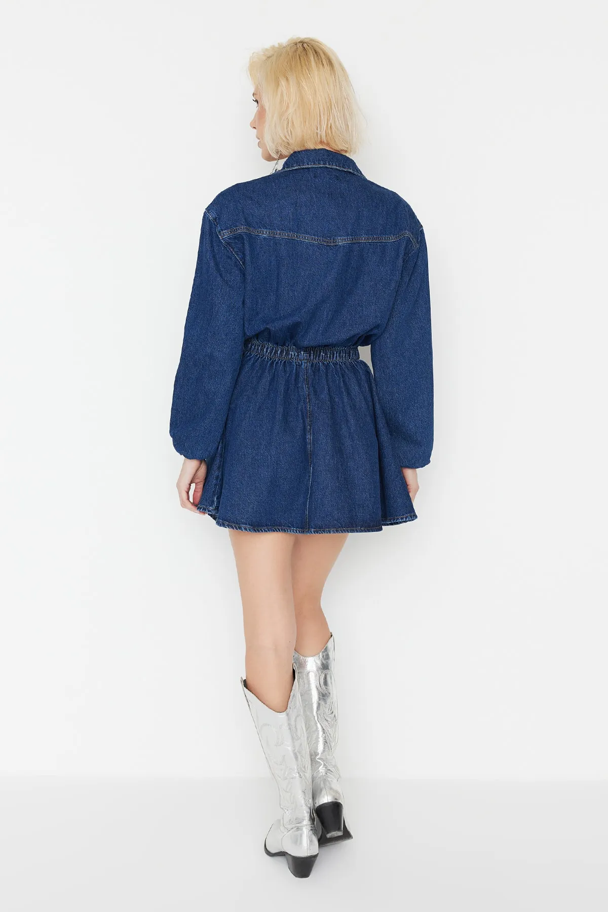 Trendyol Collection  Elegantes Kleid aus marineblauem Denim mit elastischer Taille TPRAW23EL00420