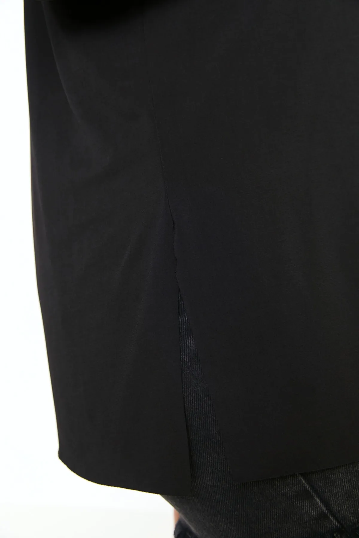 Trendyol Curve  Schwarze Boyfriend-Strickbluse mit V-Ausschnitt und Schlitz TBBSS22BZ1080