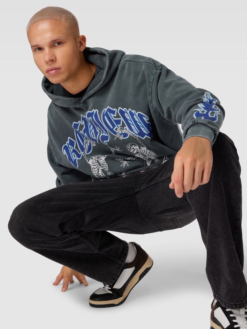 Hoodie mit Motiv-Print und Känguru-Tasche in schwarz