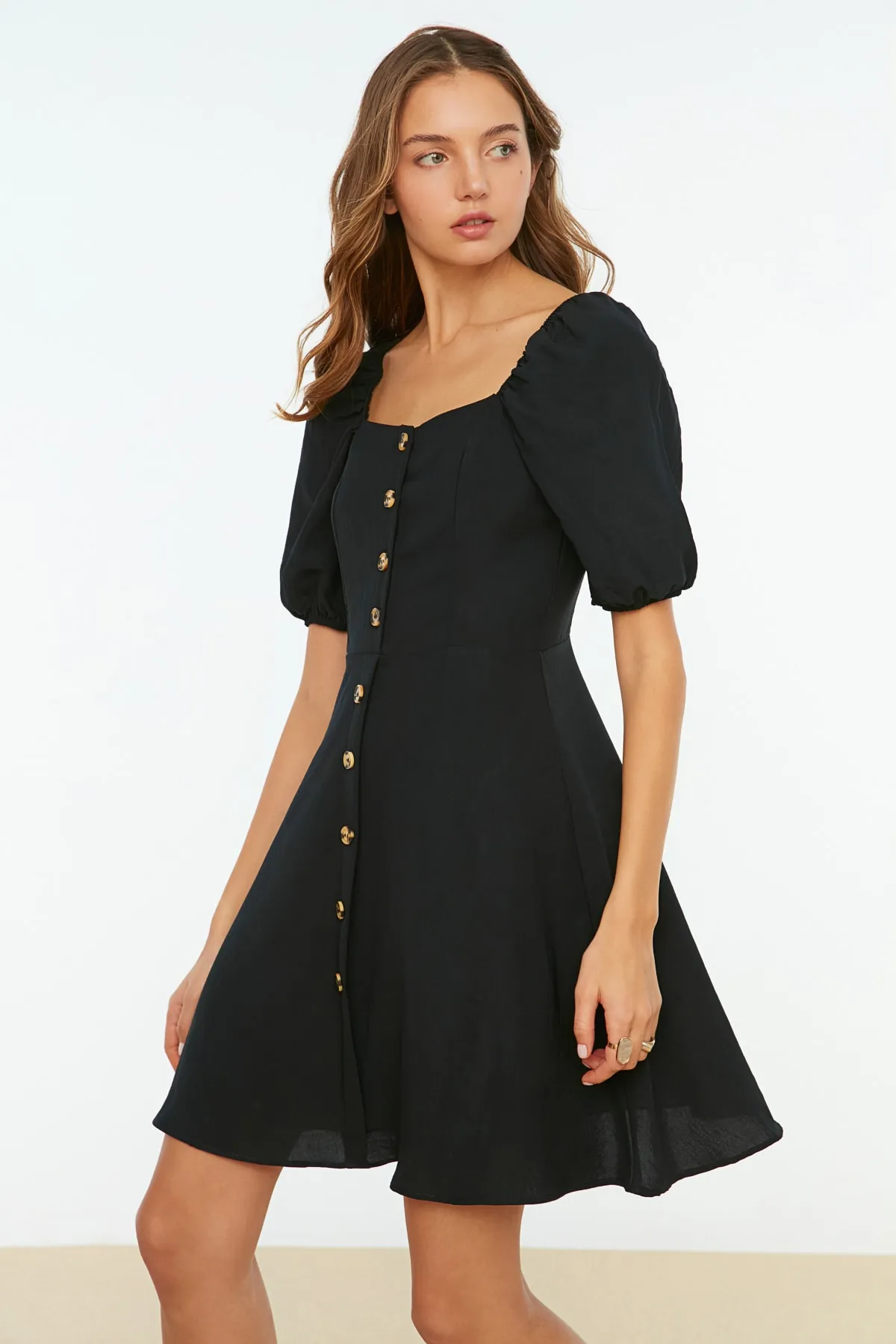 Trendyol Collection  Schwarzes A-Linien-Minikleid aus Webstoff mit Ballonärmeln TWOSS20EL2314