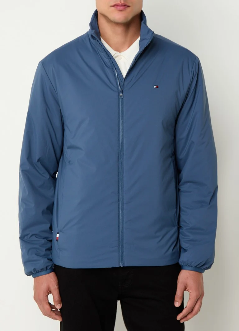 Pršiplášť Tommy Hilfiger s logom a vreckami na zips