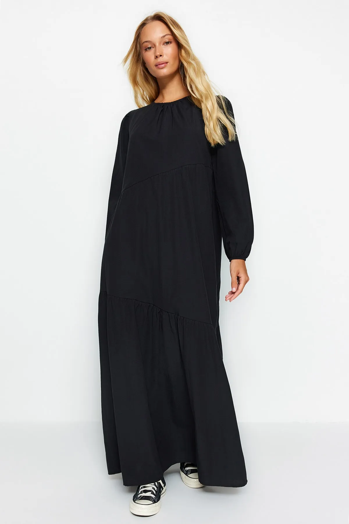Trendyol Modest  Schwarzes, gewebtes Baumwollkleid mit weiter Passform und Raffung TCTSS21EL3470