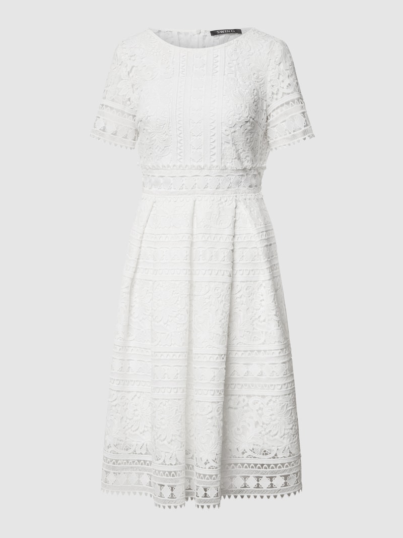 Brautkleid mit floraler Spitze in offwhite