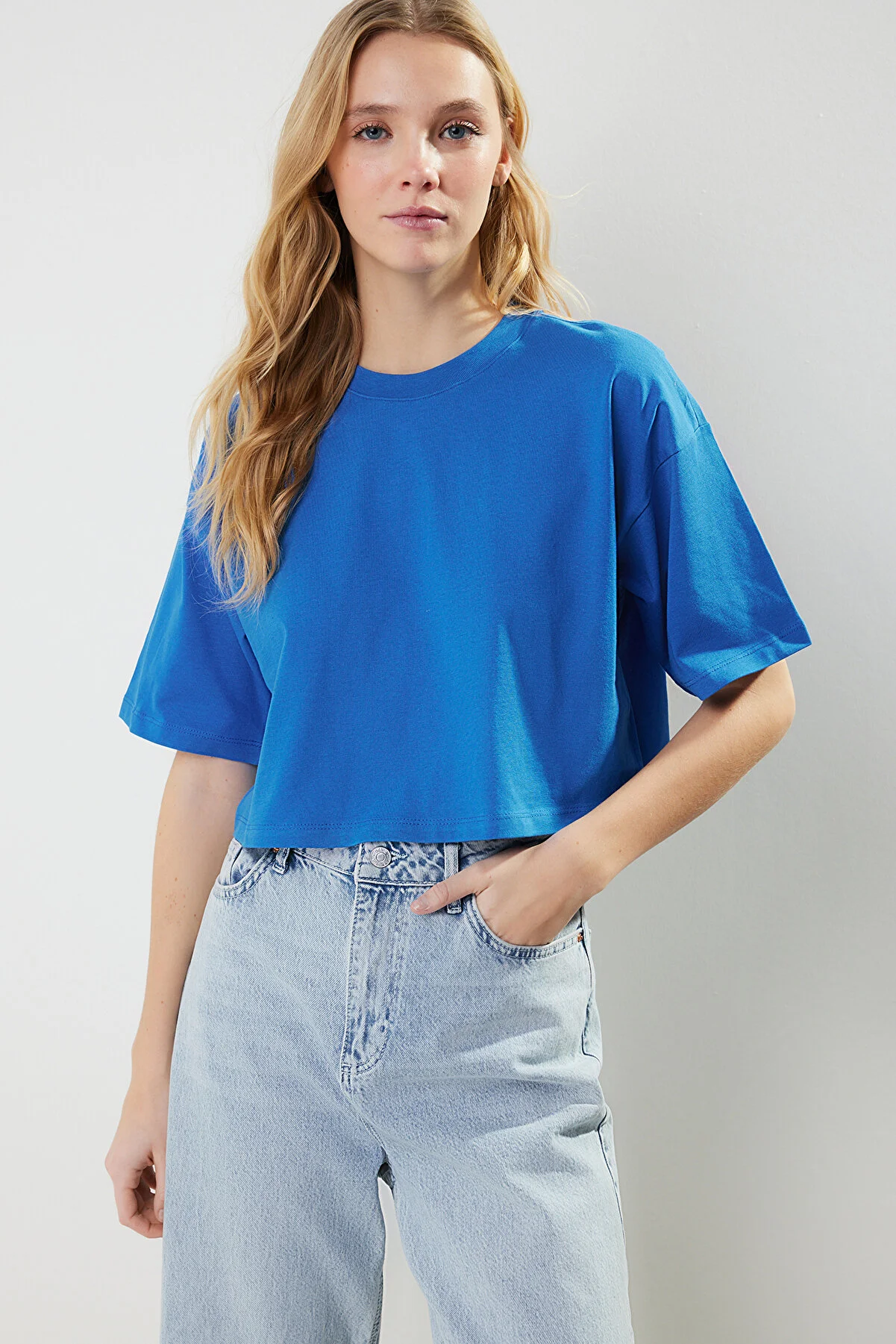 Trendyol Collection  Premium Saks Crop-Strick-T-Shirt aus 100 % Baumwolle TWOSS23TS00038