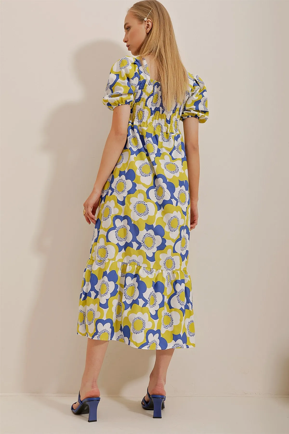 Trend Alaçatı Stili  Ölgrünes, wassermelonenärmeliges, floral gemustertes, glitzerndes Popeline-Damenkleid mit Volantsaum ALC-X8478