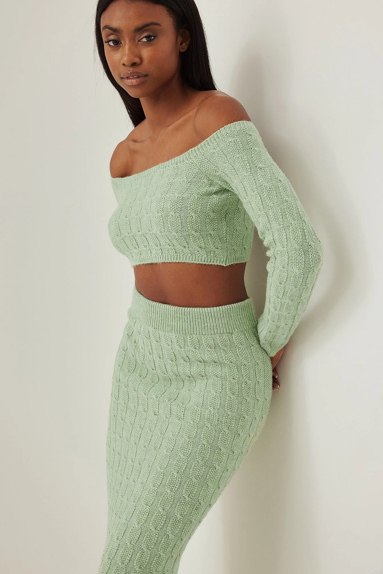 Schulterfreier Crop-Pullover mit Strickdetails
