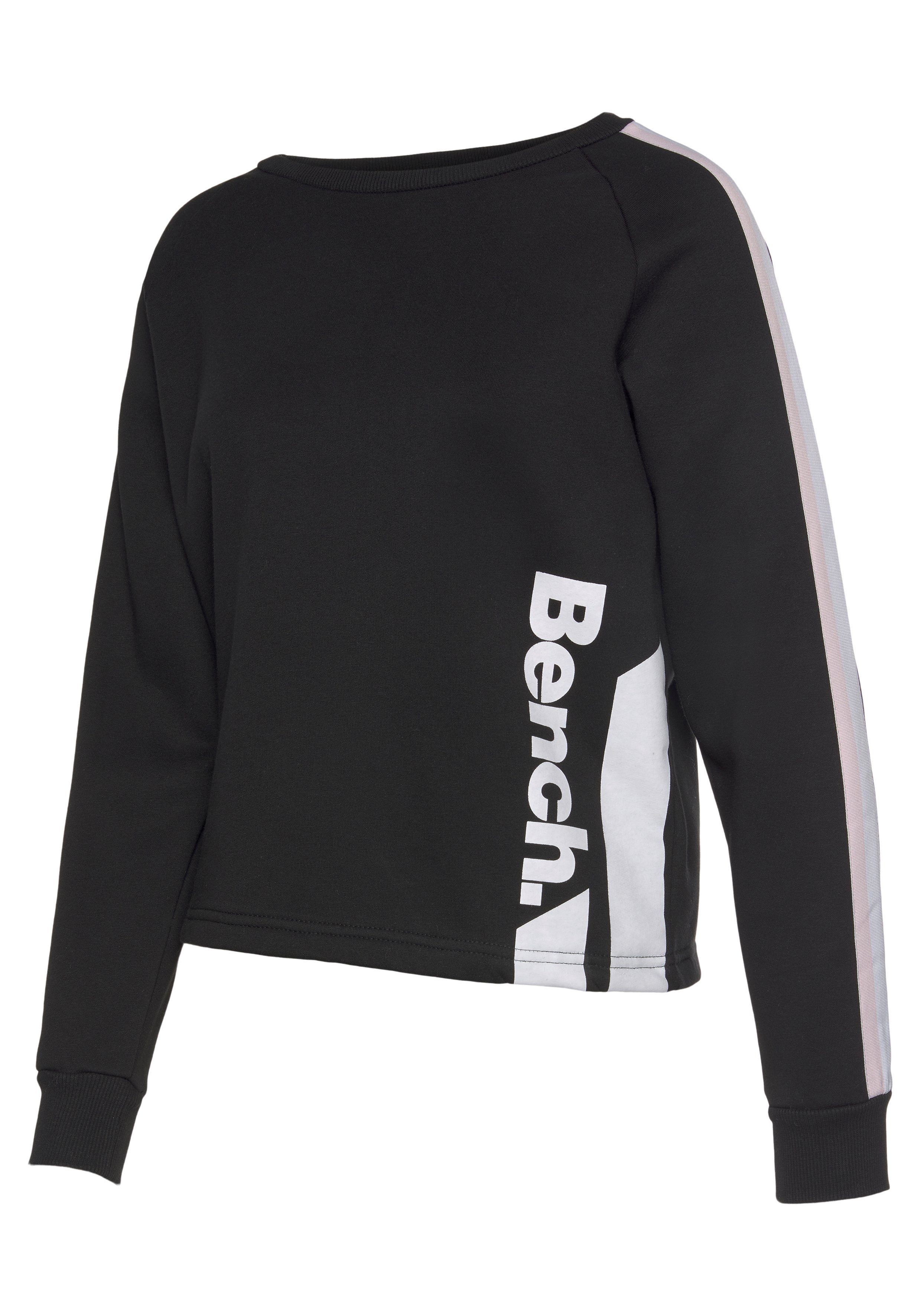 Bench. Sweater kurze Form mit Kontraststreifen, Loungeanzug