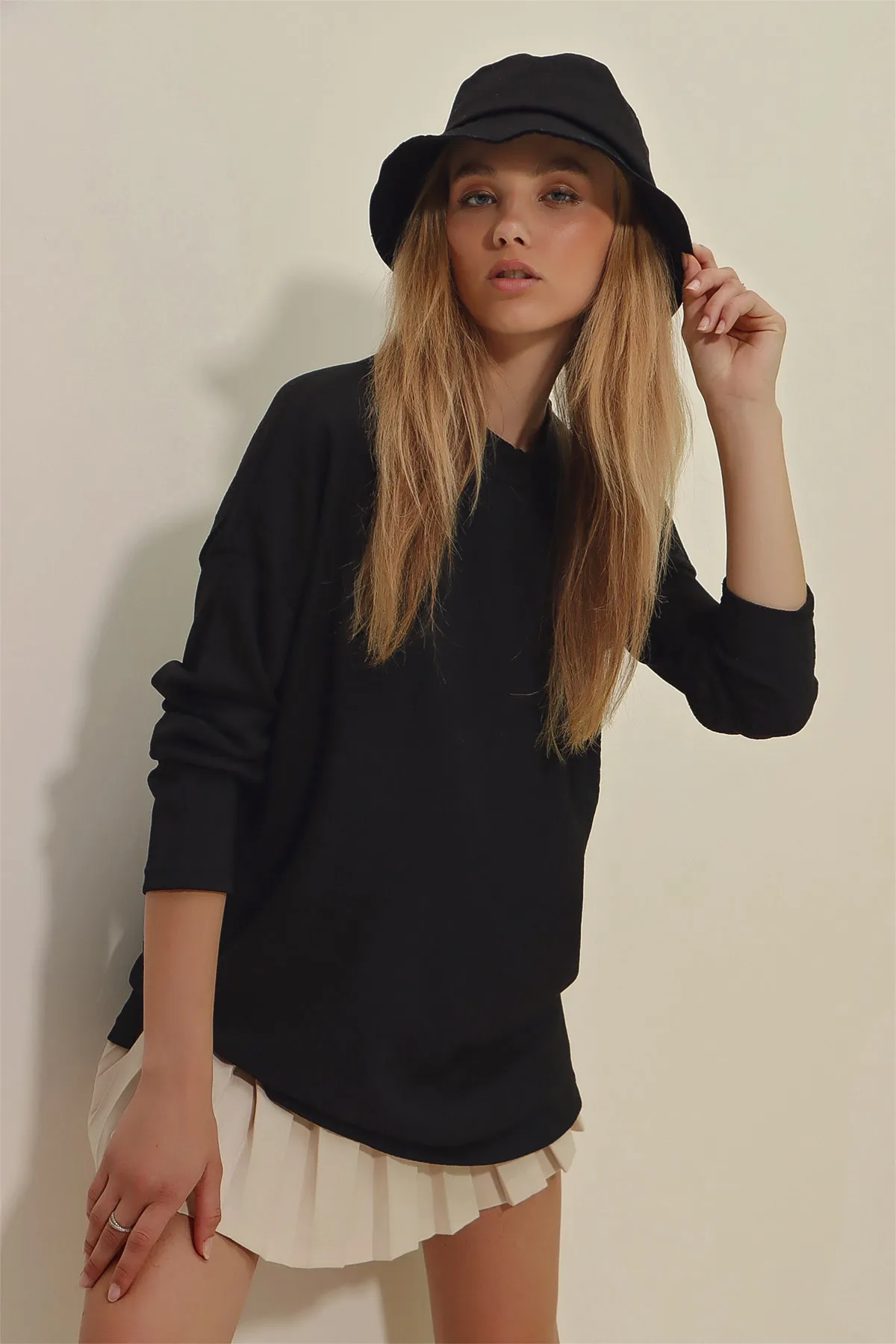 Trend Alaçatı Stili  Schwarze Damen-Bluse mit Rundhalsausschnitt und seitlichen Schlitzen, Übergröße, saisonale Basic-Bluse ALC-X9035