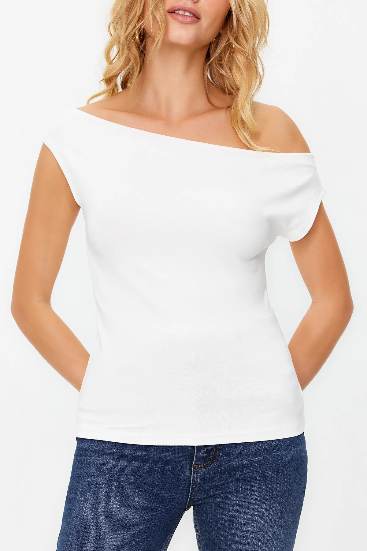 Trendyol Collection  Ecrufarbene, taillierte Bluse aus flexiblem Strick mit U-Boot-Ausschnitt und Viskose/weichem Stoff TWOSS24BZ00090