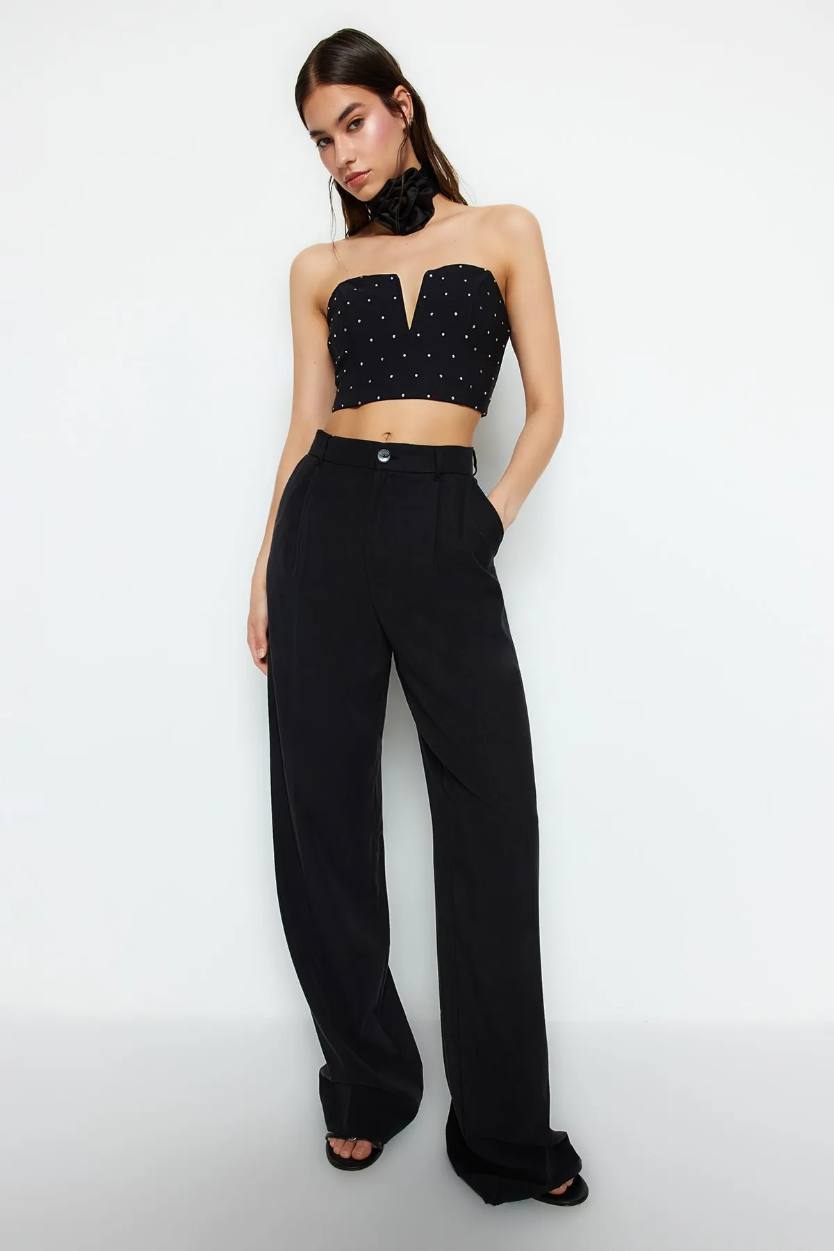 Trendyol Collection  Schwarzes Crop-Bustier mit glänzendem Stein TPRSS23BS00130/Schwarz