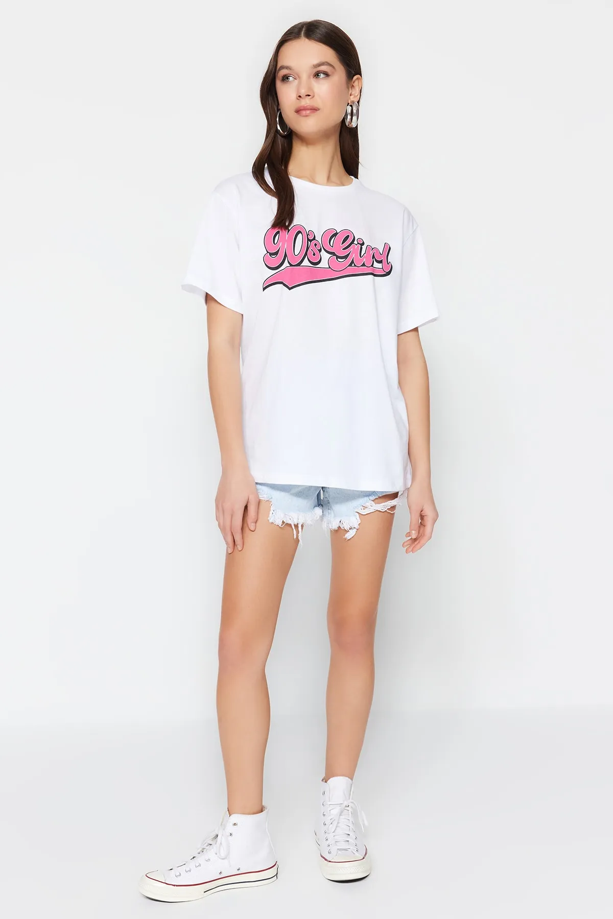 Trendyol Collection  Weißes bedrucktes Oversize/Wide Fit Strick-T-Shirt mit Stehkragen, 100 % Baumwolle TWOSS23TS00373