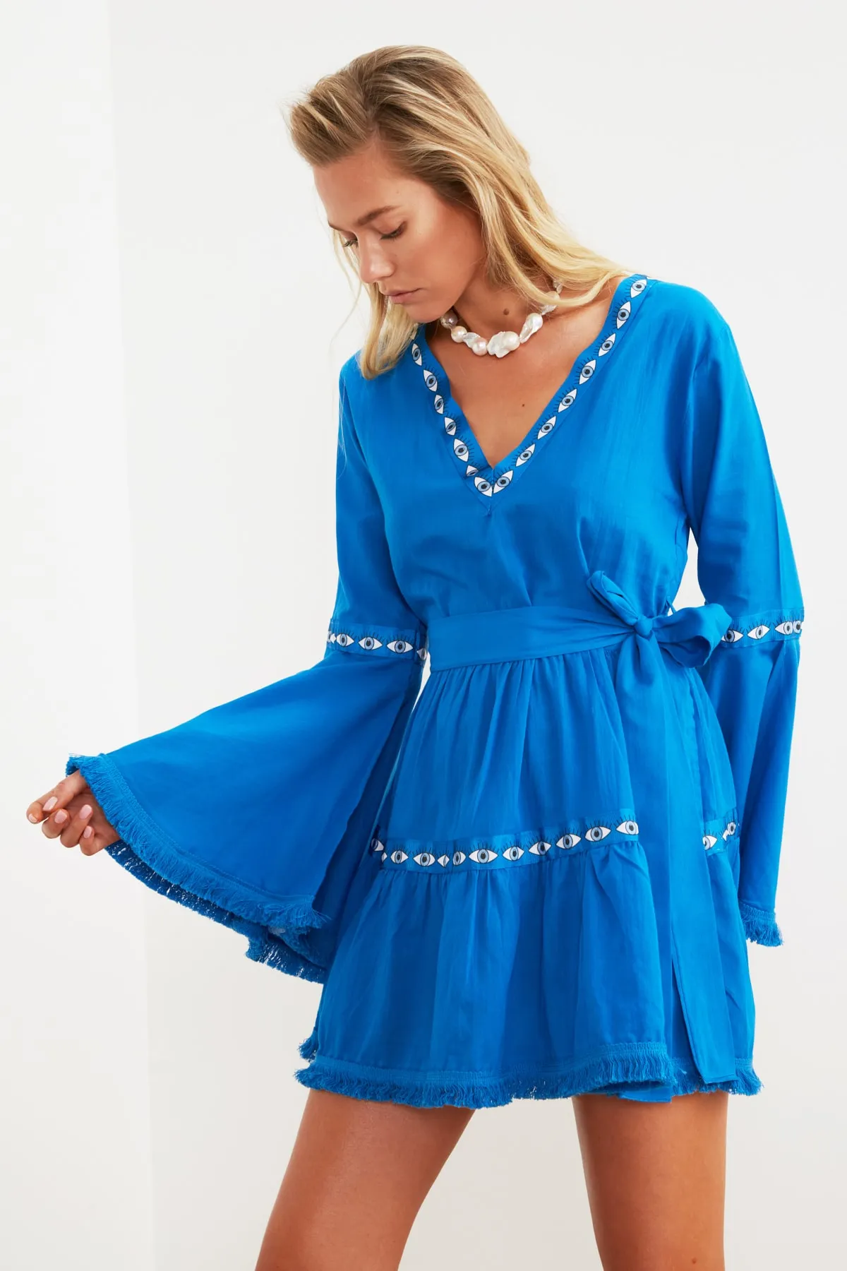Trendyol Collection  Mini-Strandkleid aus 100 % Baumwolle mit Sax-Gürtel und gewebtem Band TBESS21EL1253